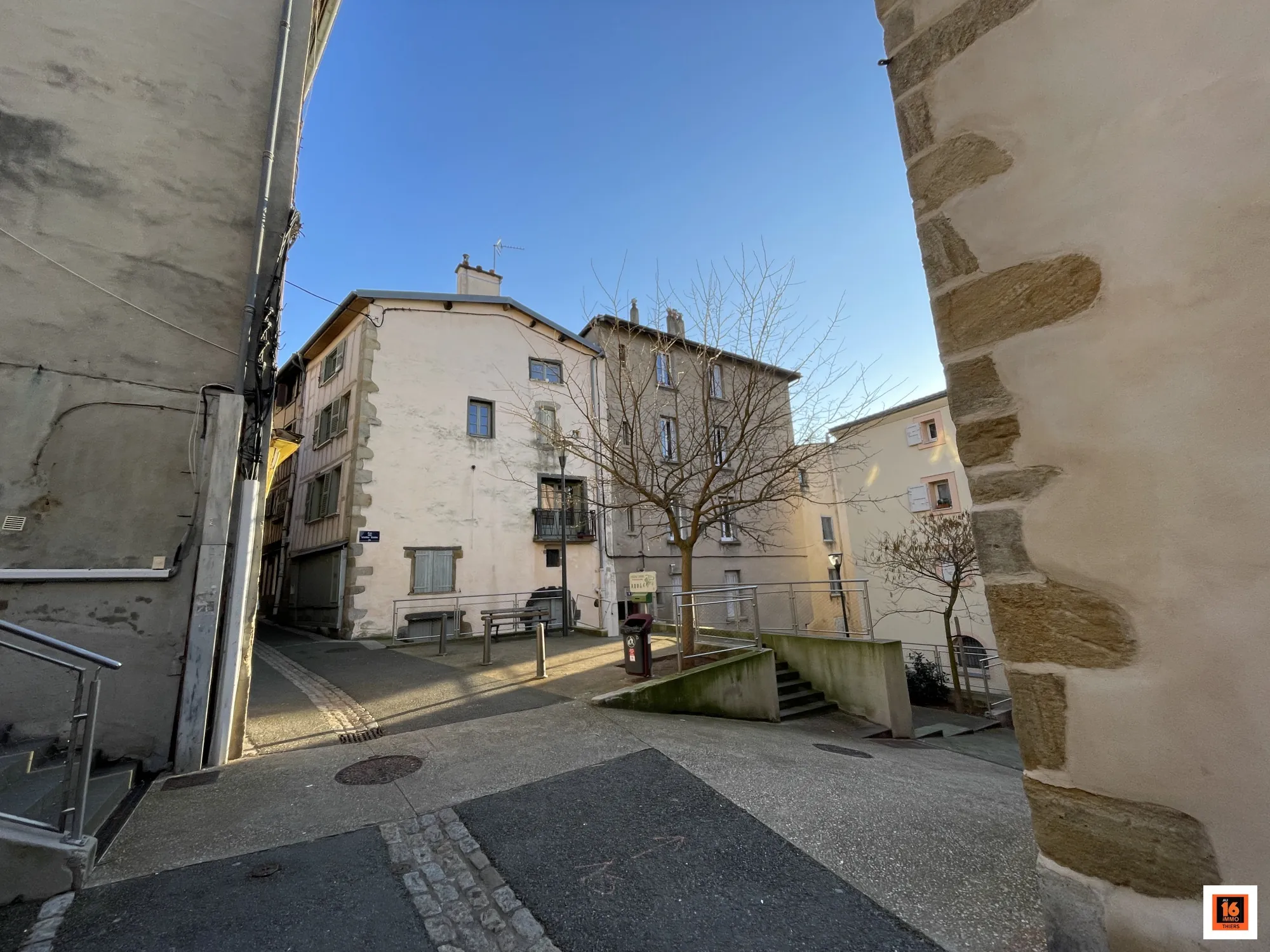 Maison de ville rénovée à Thiers avec 3 chambres et local atelier