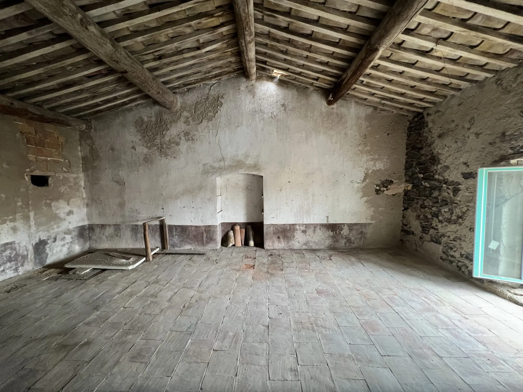 Bâtisse authentique en pierre au centre de Port-La-Nouvelle avec fort potentiel