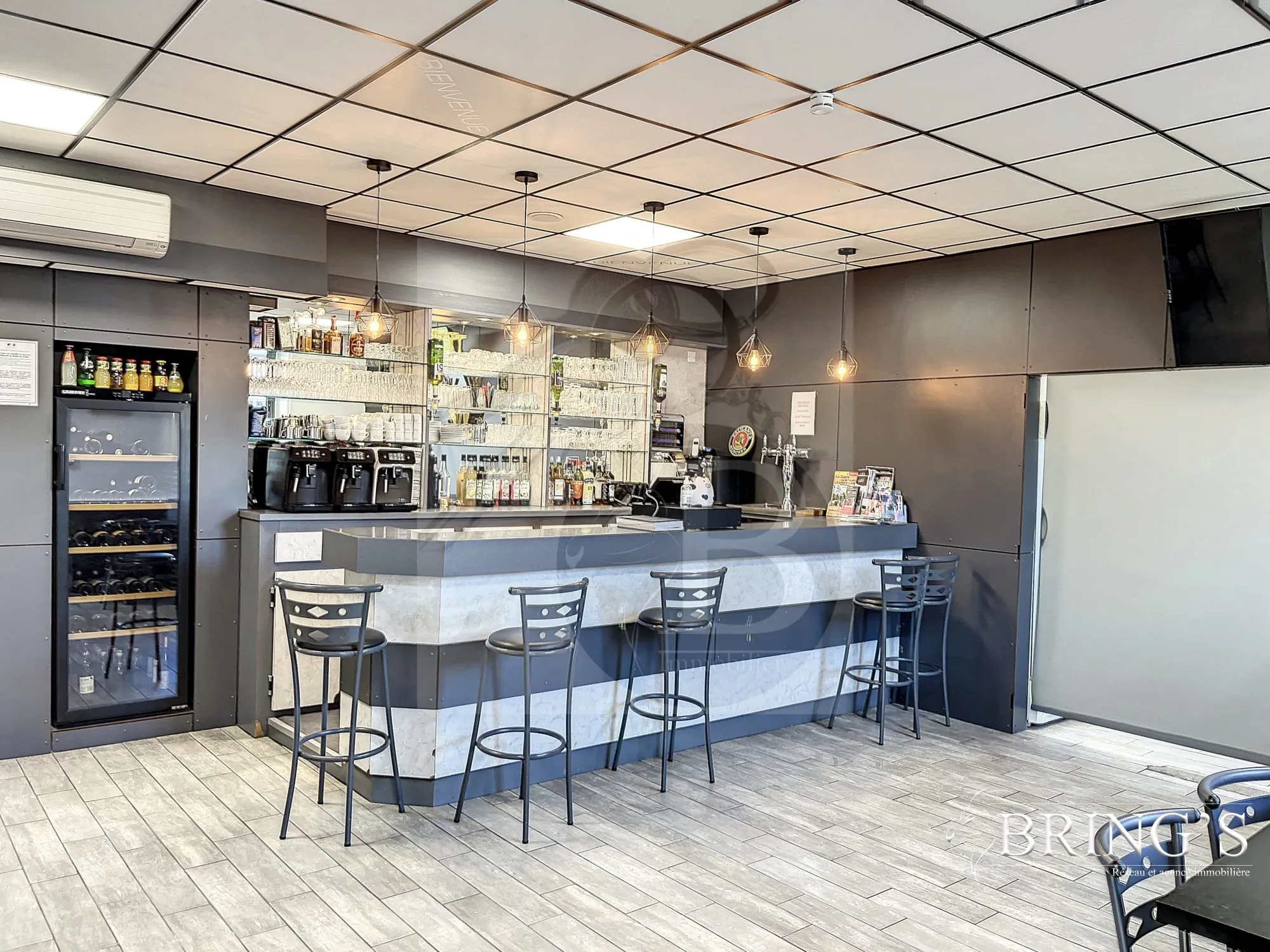 Fonds de commerce restaurant neuf à Châteaubriant avec terrasse et licence IV