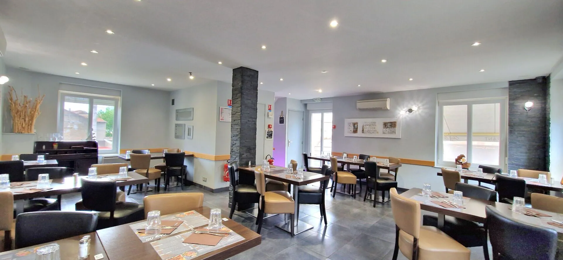 Fonds de commerce restaurant pizzeria à Baccarat - Grande capacité et équipement moderne 