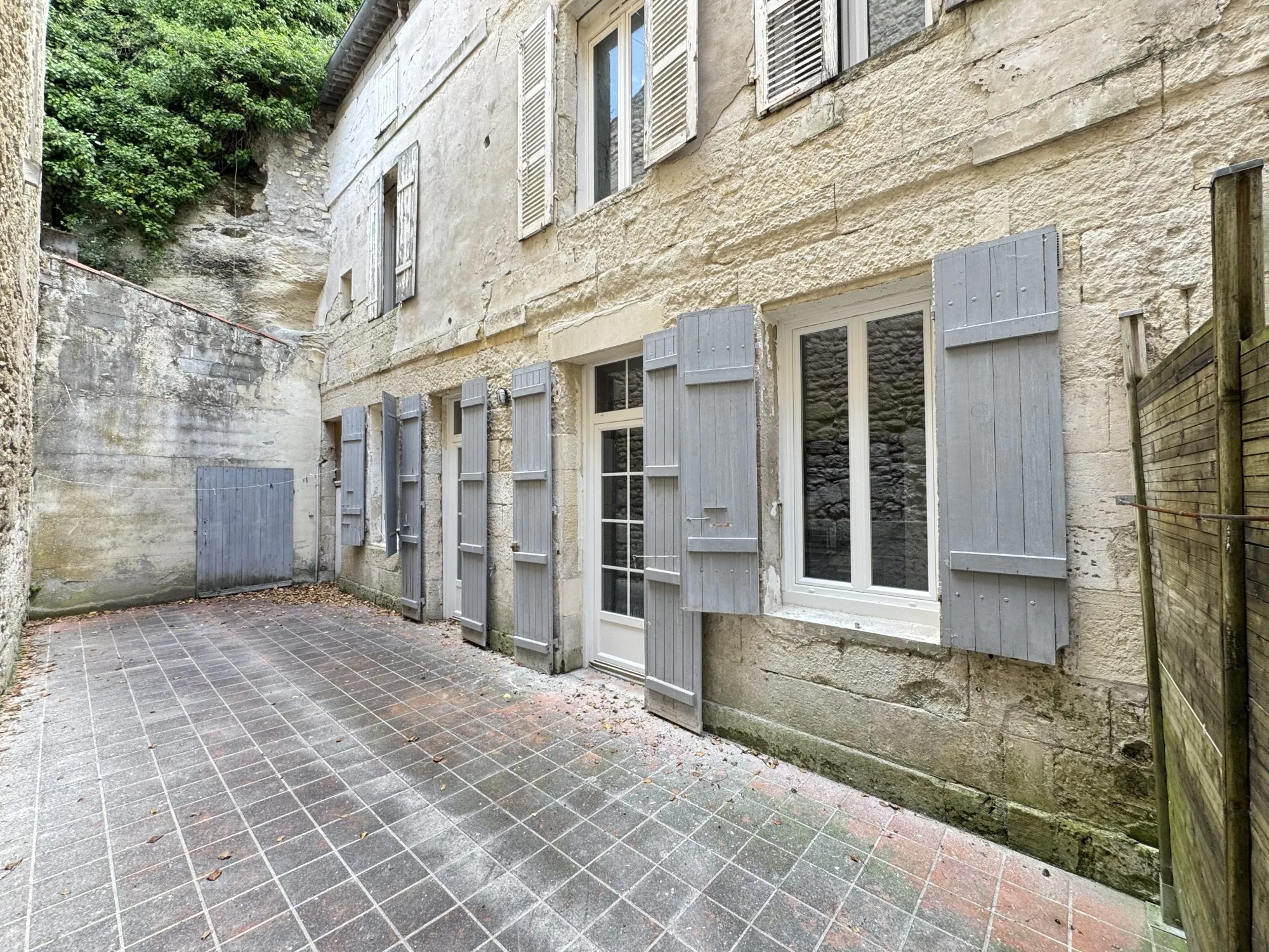 Ancien appartement 2 pièces avec terrasse dans le centre historique de Saintes
