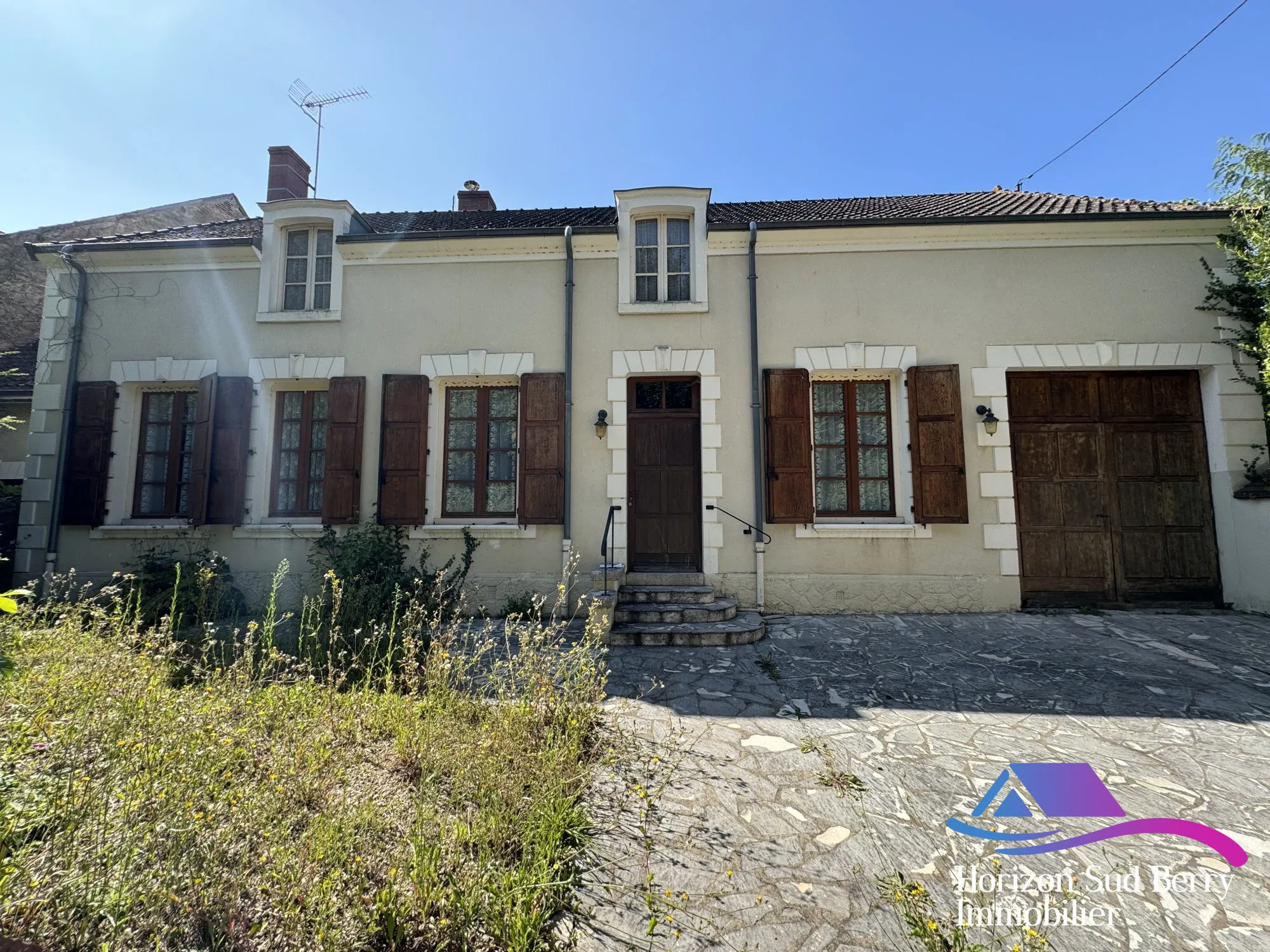 Façade avant avec jardin attenant Maison familiale de 180 m² à Lignières avec jardin arboré et potentiel d'aménagement