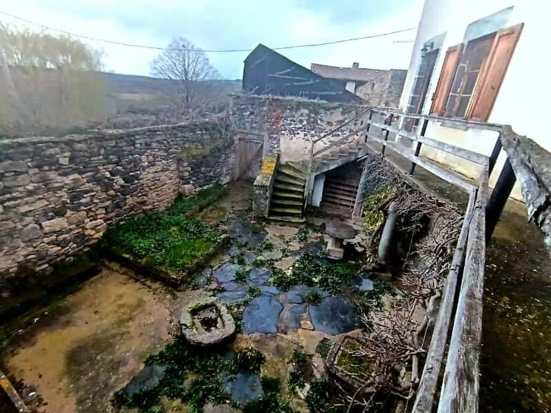 Maison de campagne à rénover à Apchat - Charmante propriété avec grand potentiel 