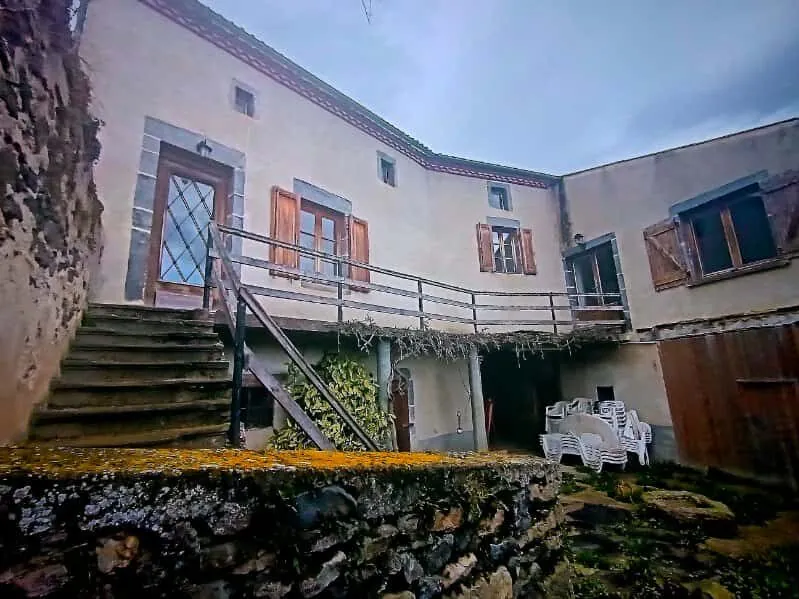 Maison de campagne à rénover à Apchat - Charmante propriété avec grand potentiel 