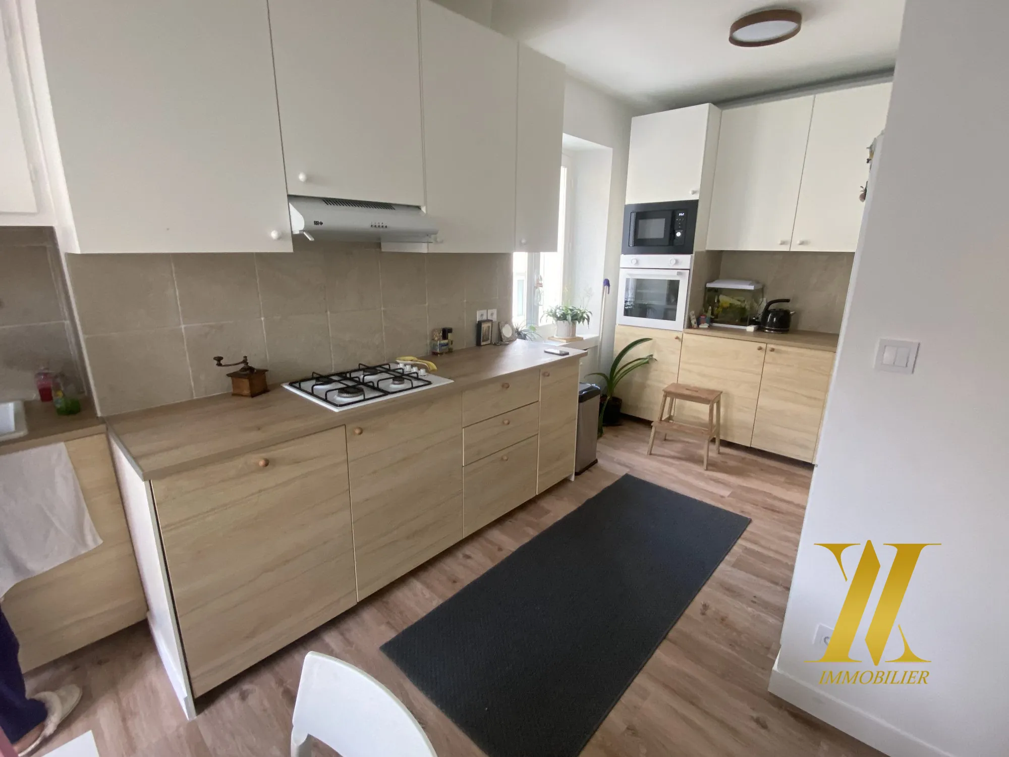 Maison rénovée à Châtillon-sur-Marne avec 2 chambres, stationnement et double vitrage