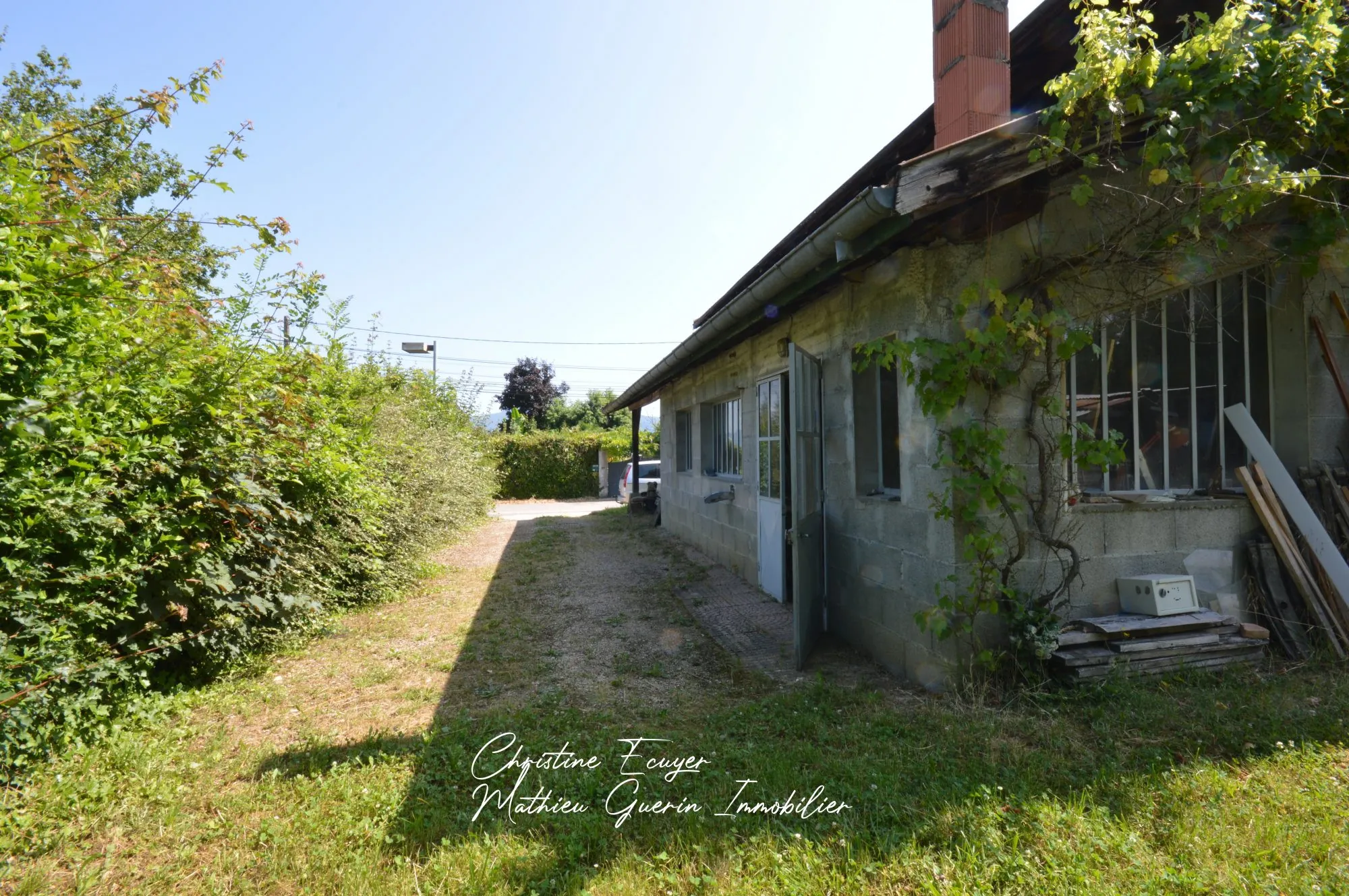 Dépendance à rénover à Les Avenières avec fort potentiel d'aménagement