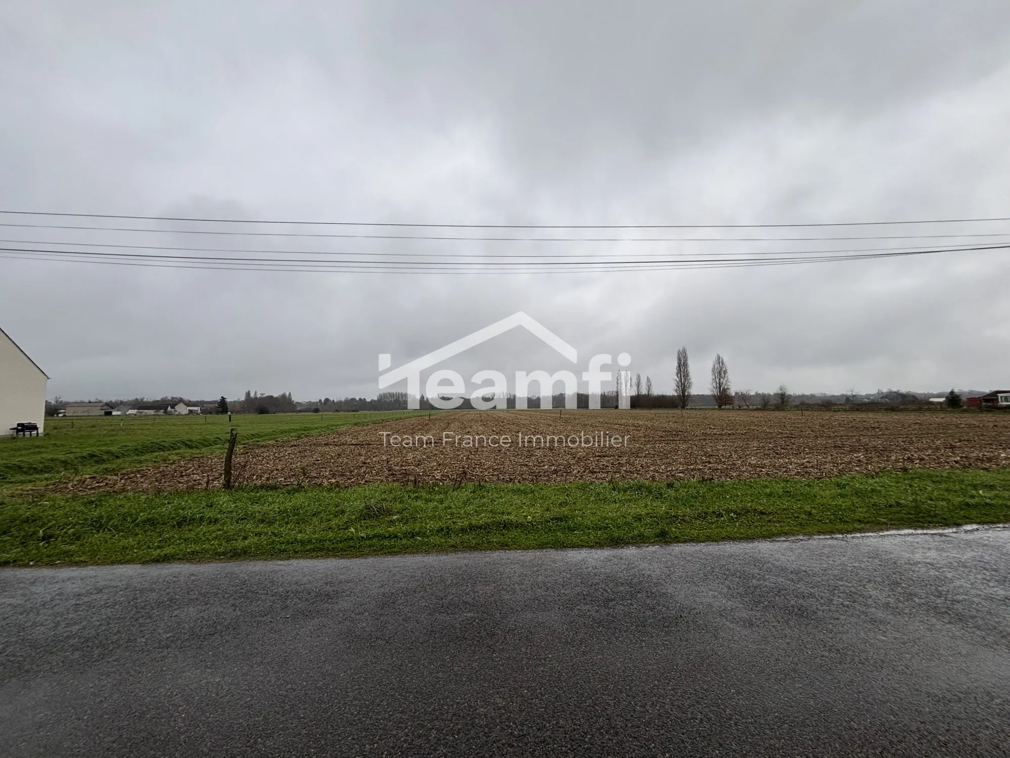 Terrain constructible de 1055 m² à Germigny des Prés proche commodités