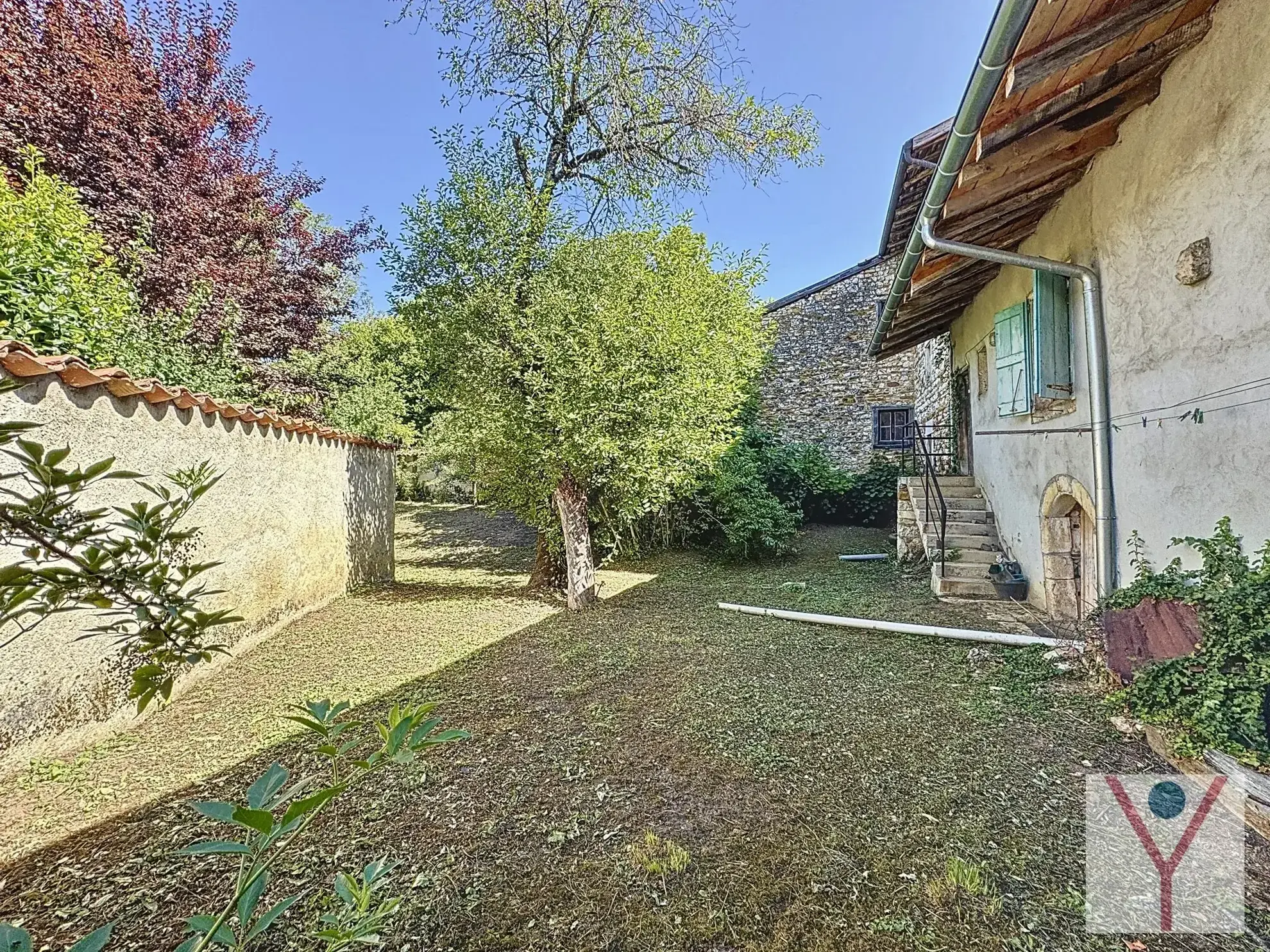 Maison de village à rénover avec terrain à Meillonnas - Charmant potentiel 