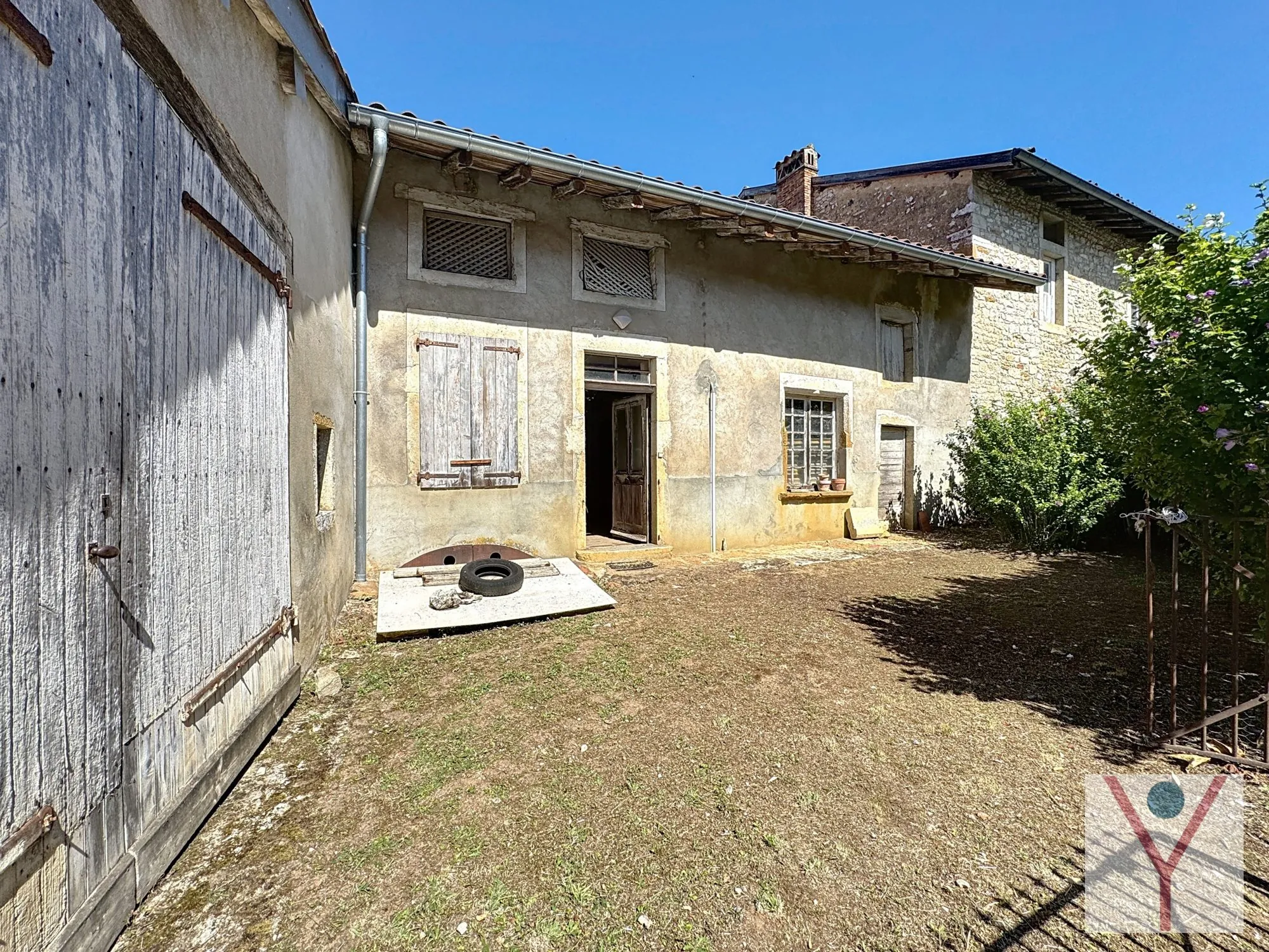 Maison de village à rénover avec terrain à Meillonnas - Charmant potentiel 