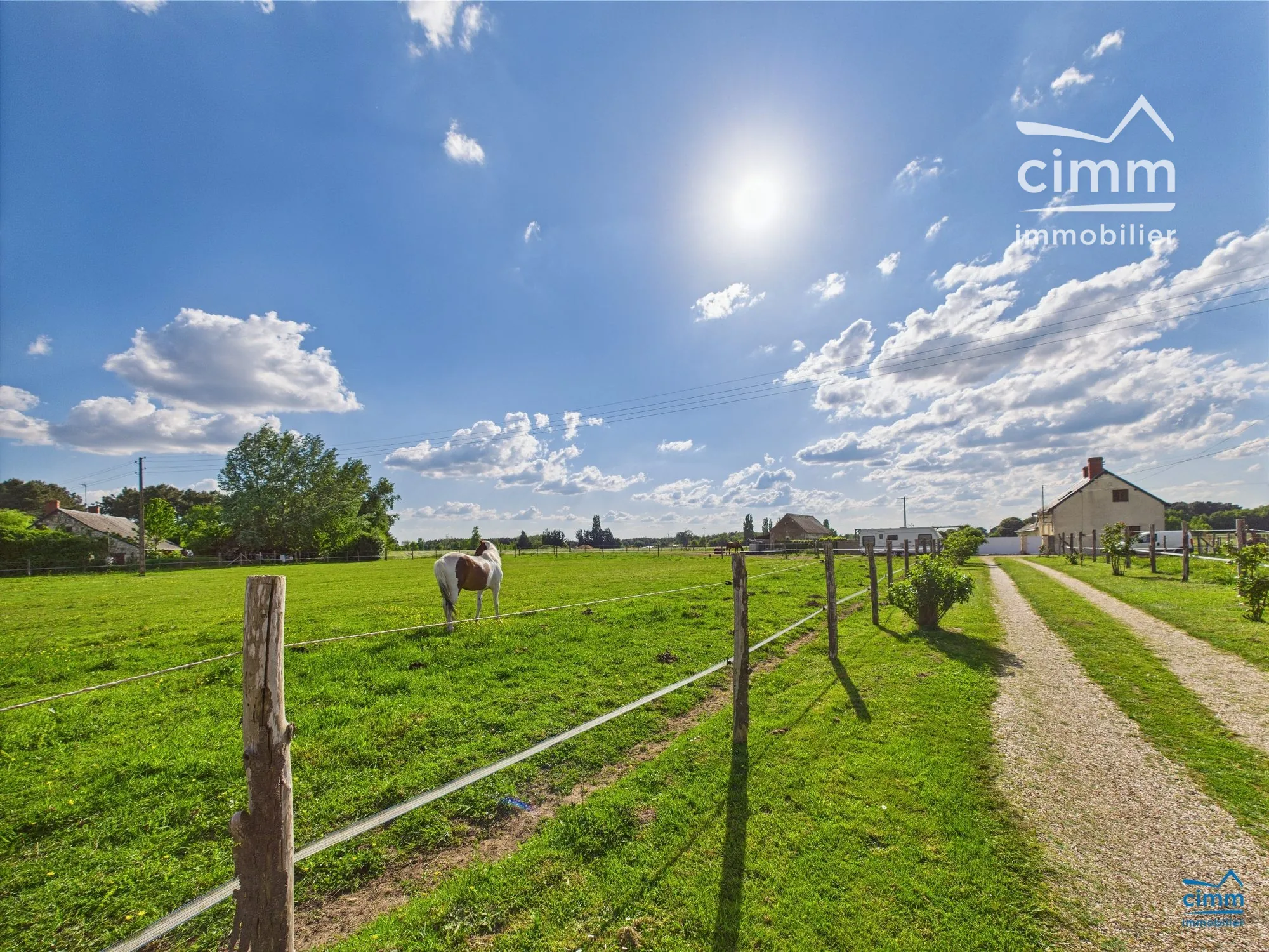 Longère en campagne avec dépendances et paddocks à Longué-Jumelles 