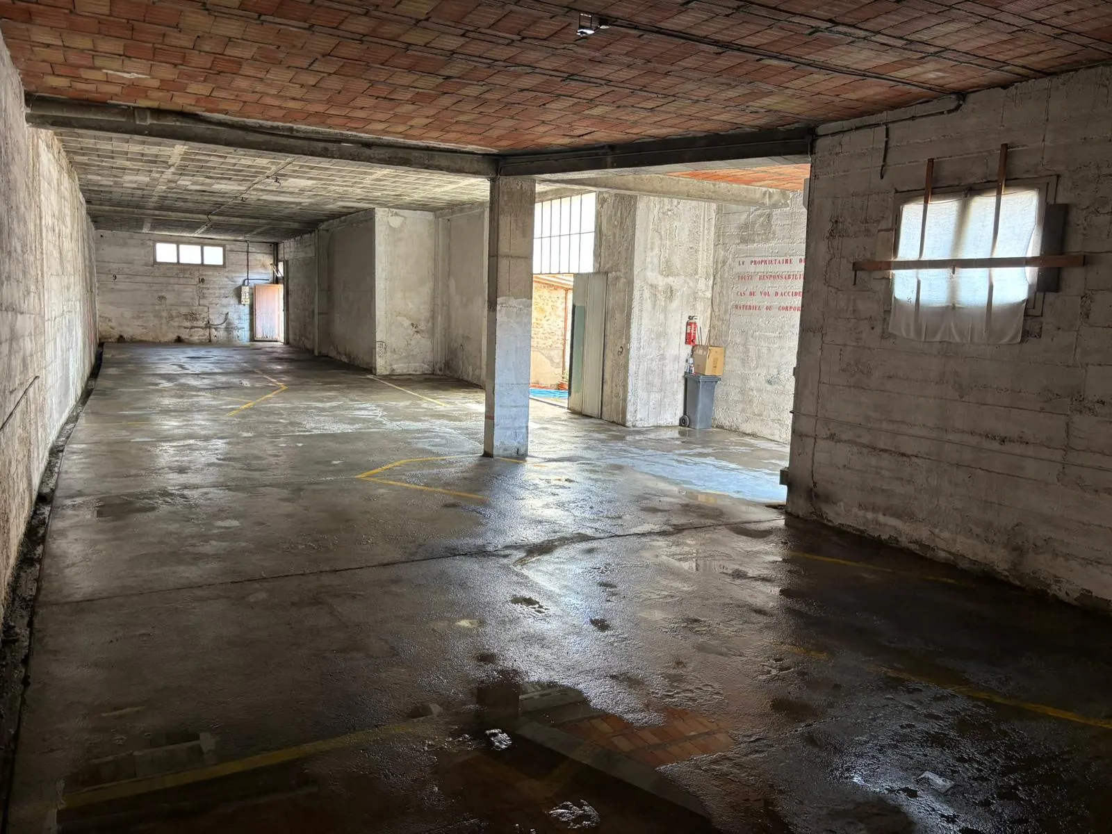 Garage de 254 m² avec possibilité d'extension à Le Perthus