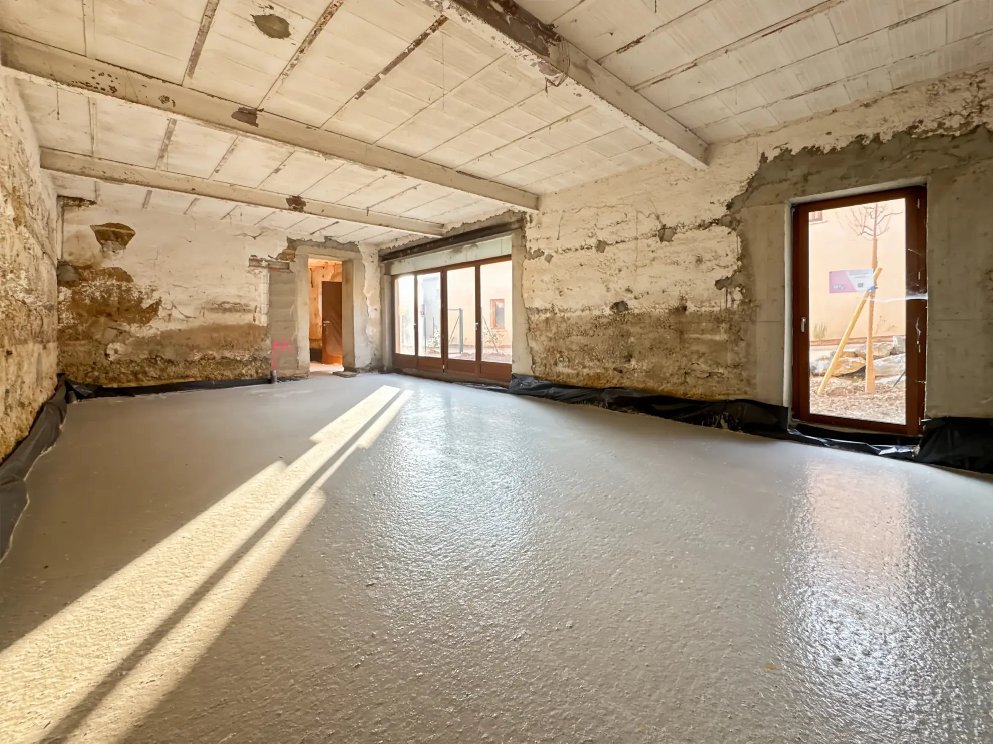 Plateau duplex à Sainte Euphémie avec jardin privatif, à aménager 