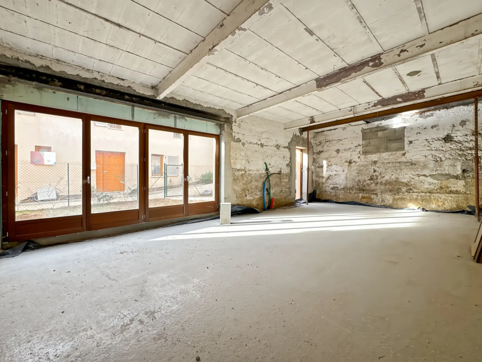 Plateau duplex à Sainte Euphémie avec jardin privatif, à aménager 