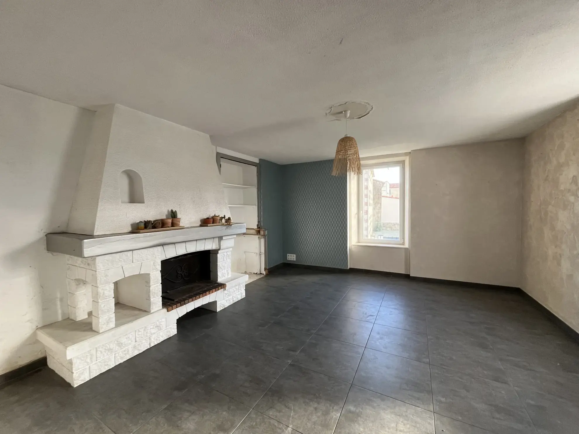 Maison familiale à rénover avec grandes dépendances à La Meilleraie-Tillay 