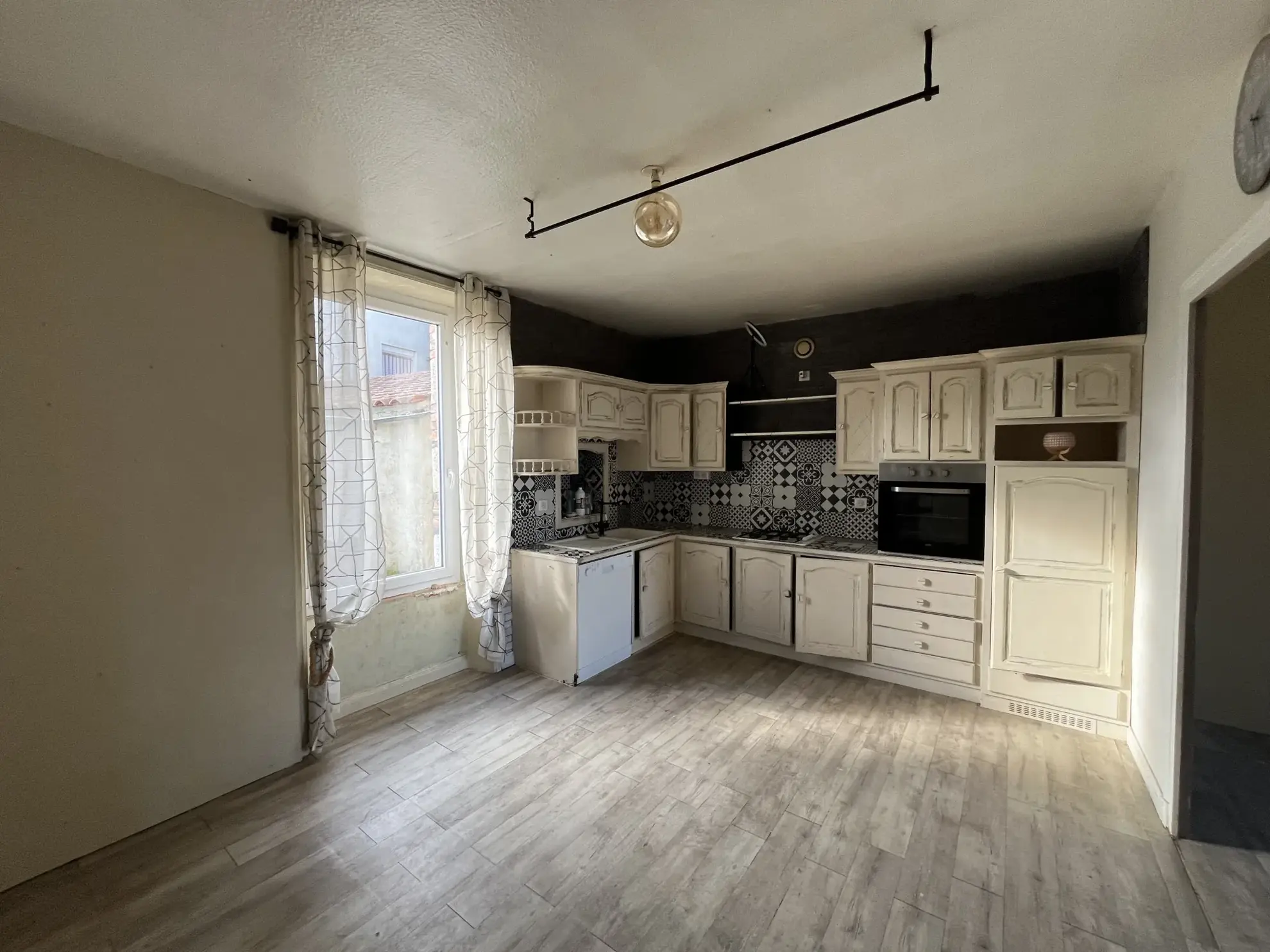 Maison familiale à rénover avec grandes dépendances à La Meilleraie-Tillay 