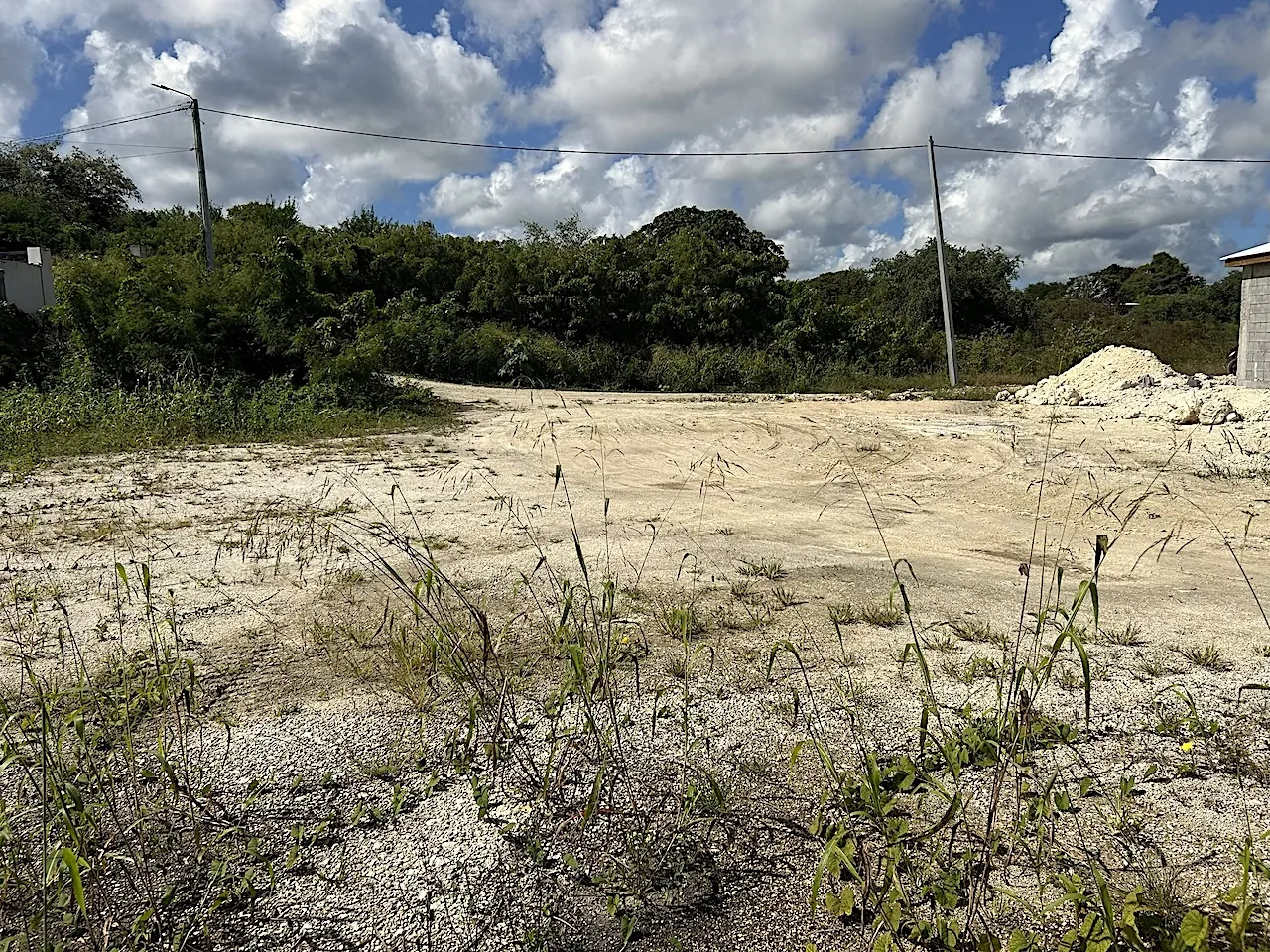 Terrain constructible plat à Saint François avec viabilisation en bordure