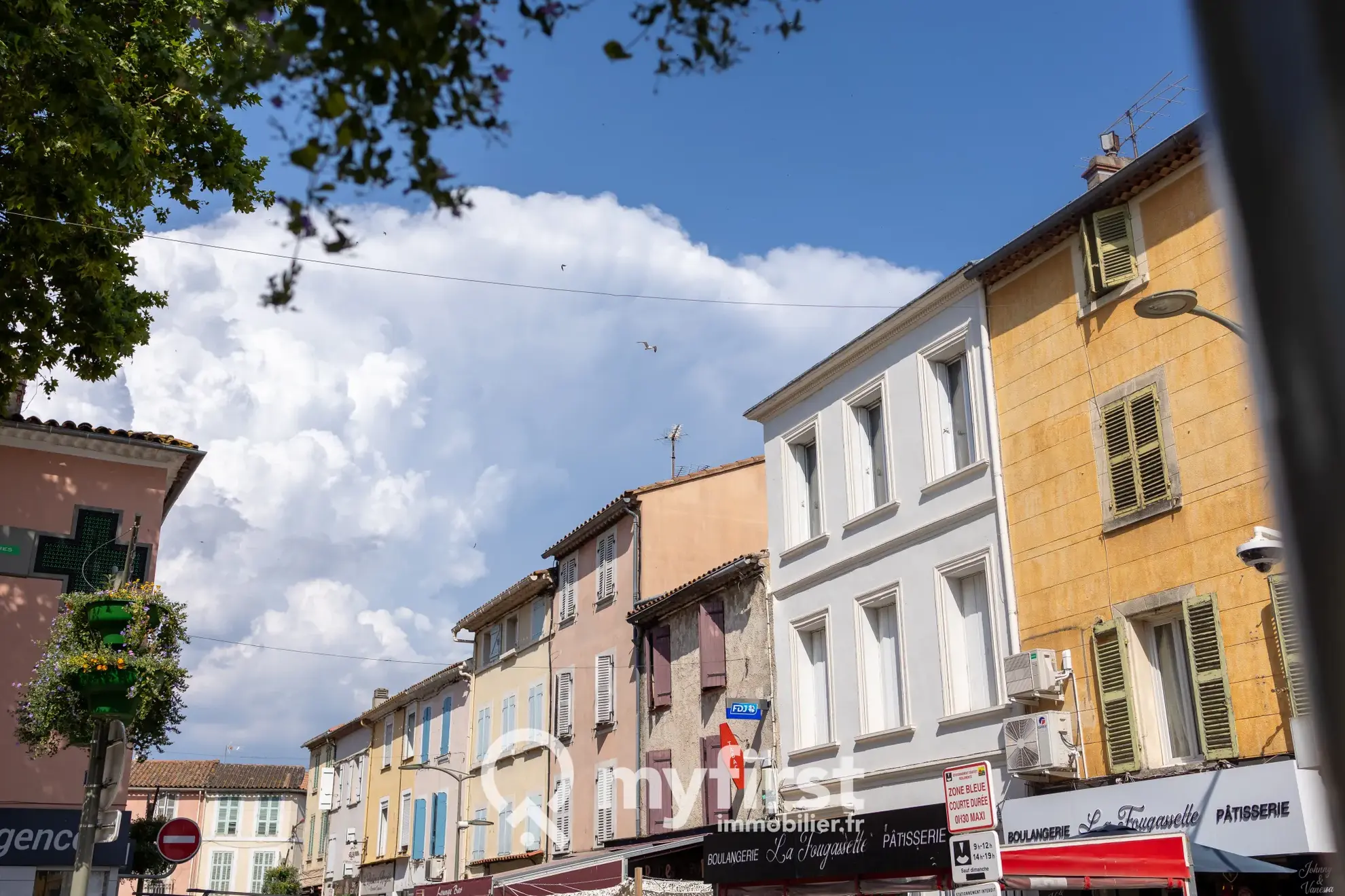 Immeuble à rénover avec local commercial et appartement à La Crau 