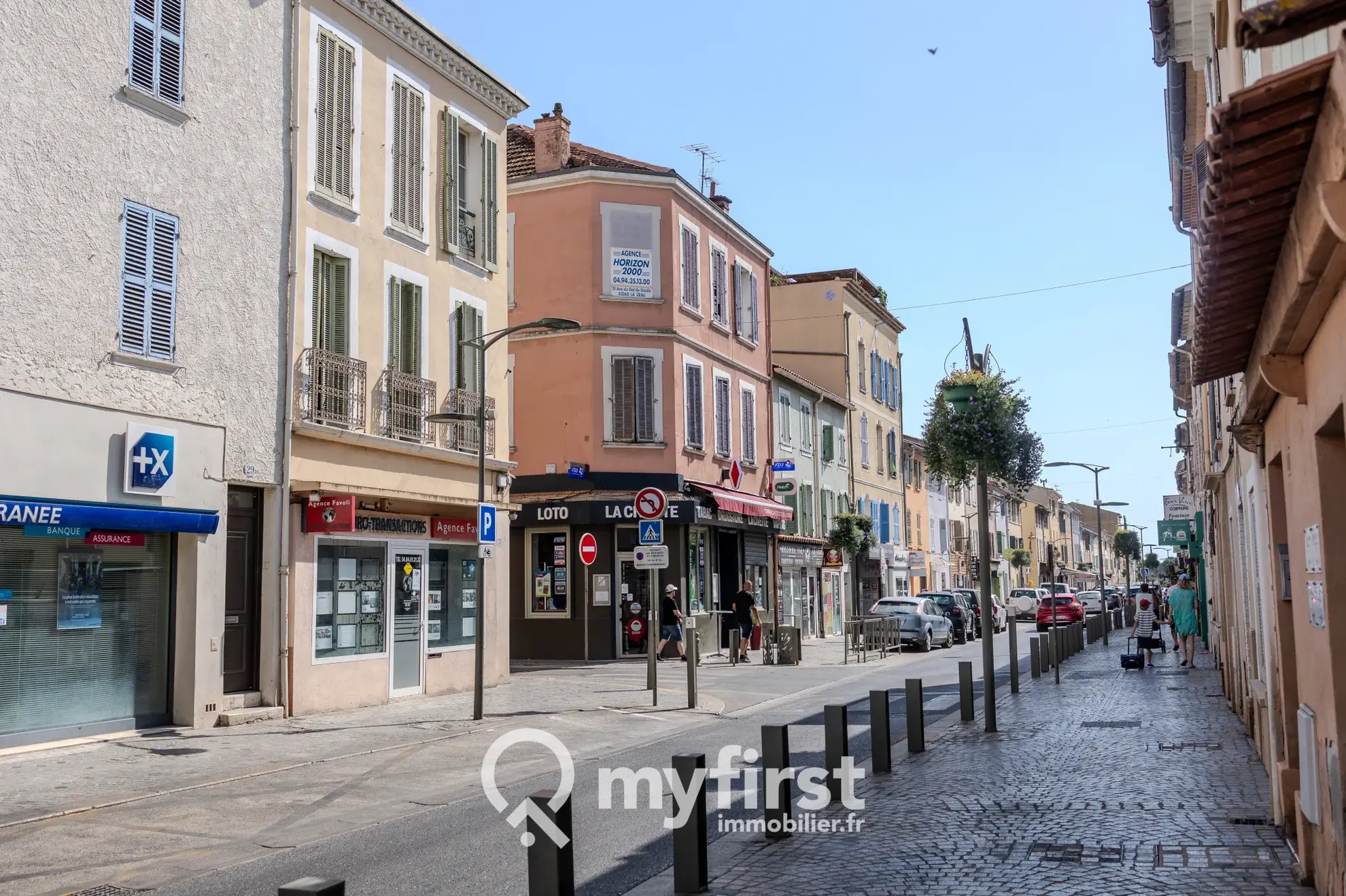 Immeuble à rénover avec local commercial et appartement à La Crau 