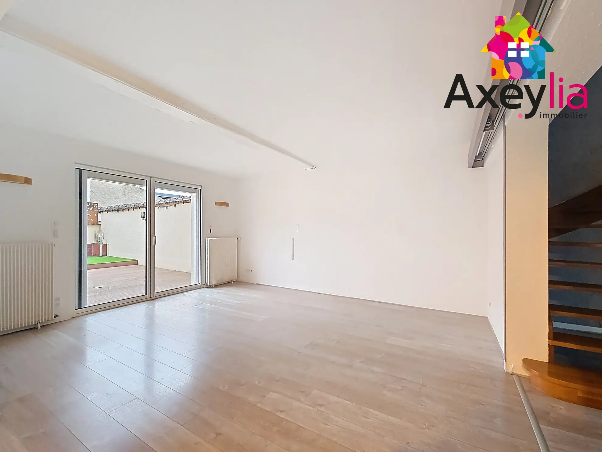Appartement lumineux de 136,68 m² avec terrasse, cave et parking privé au Coteau 
