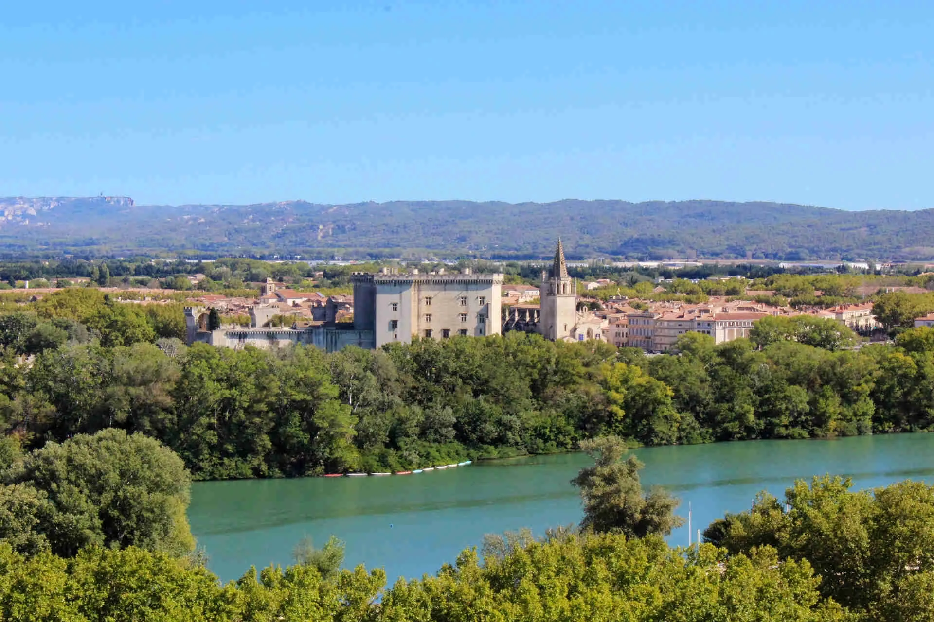 Duplex rénové de 73 m² en centre historique à Tarascon, loué et rentable