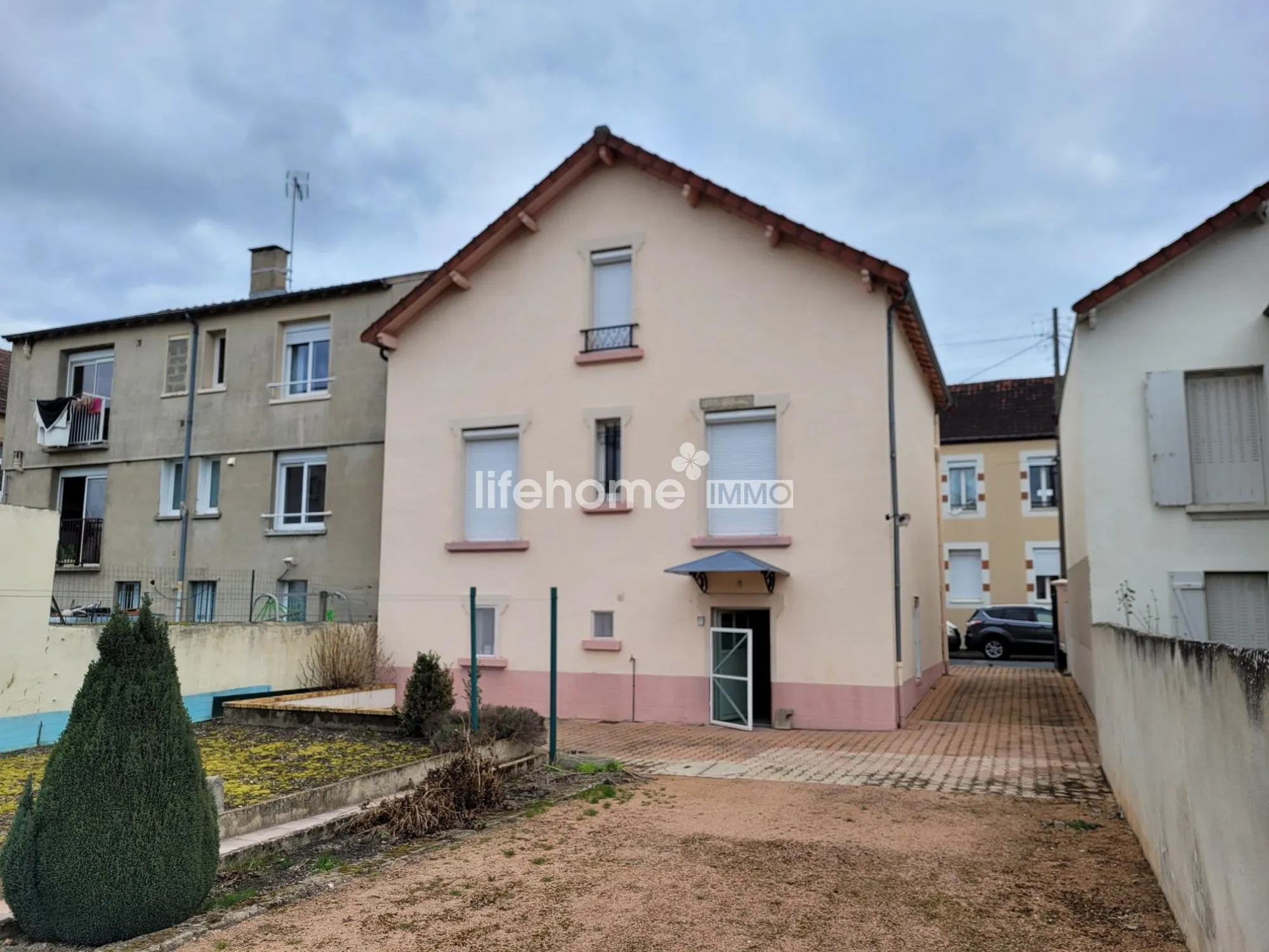 Maison individuelle 4 chambres à Montluçon avec jardin et garages 