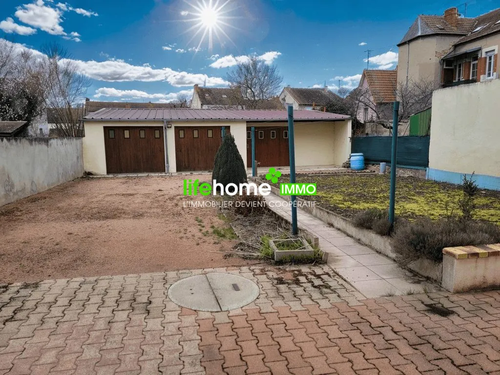 Maison individuelle 4 chambres à Montluçon avec jardin et garages 