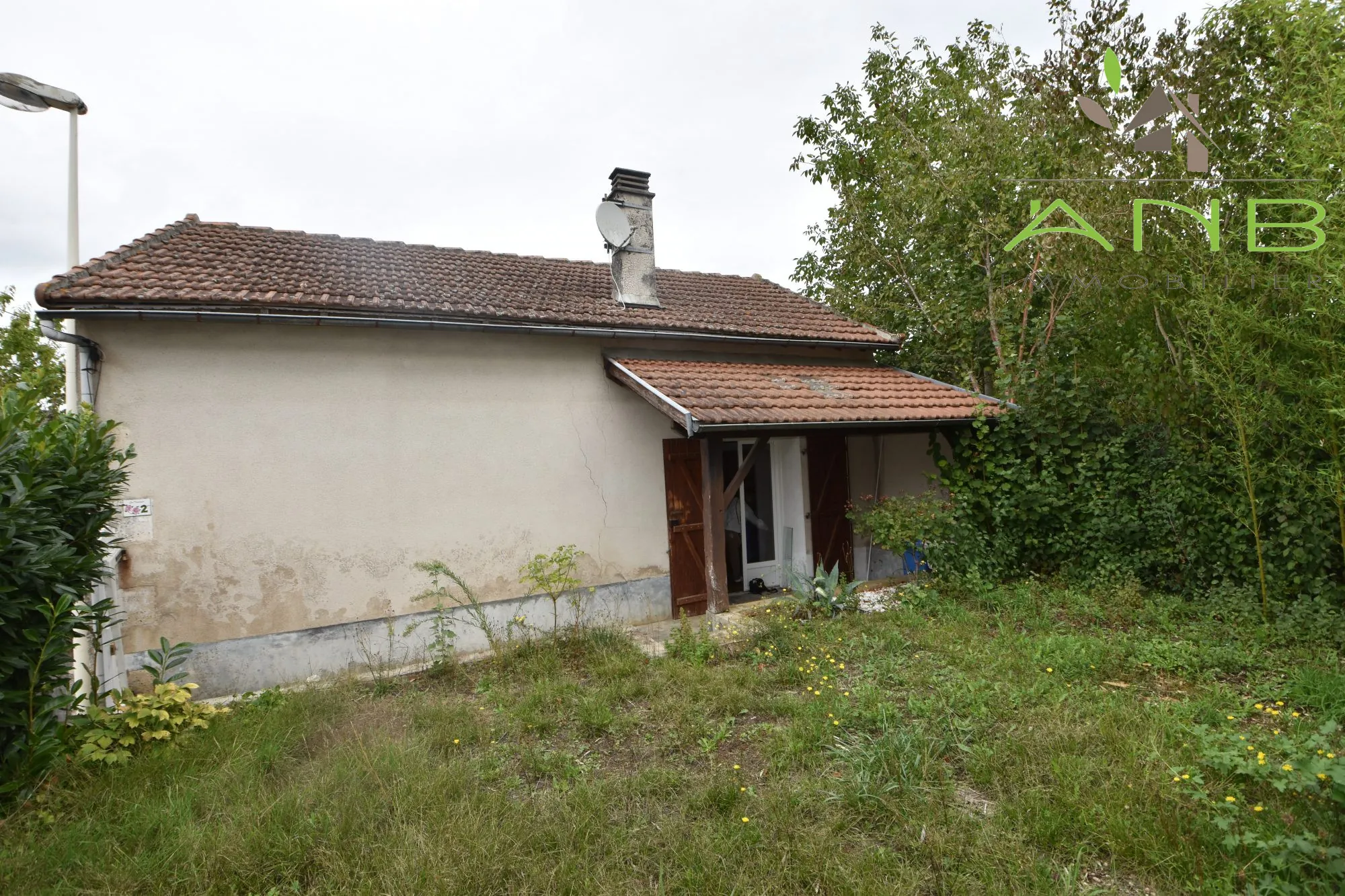 Maison de ville à vendre à Montbron avec jardin et garage