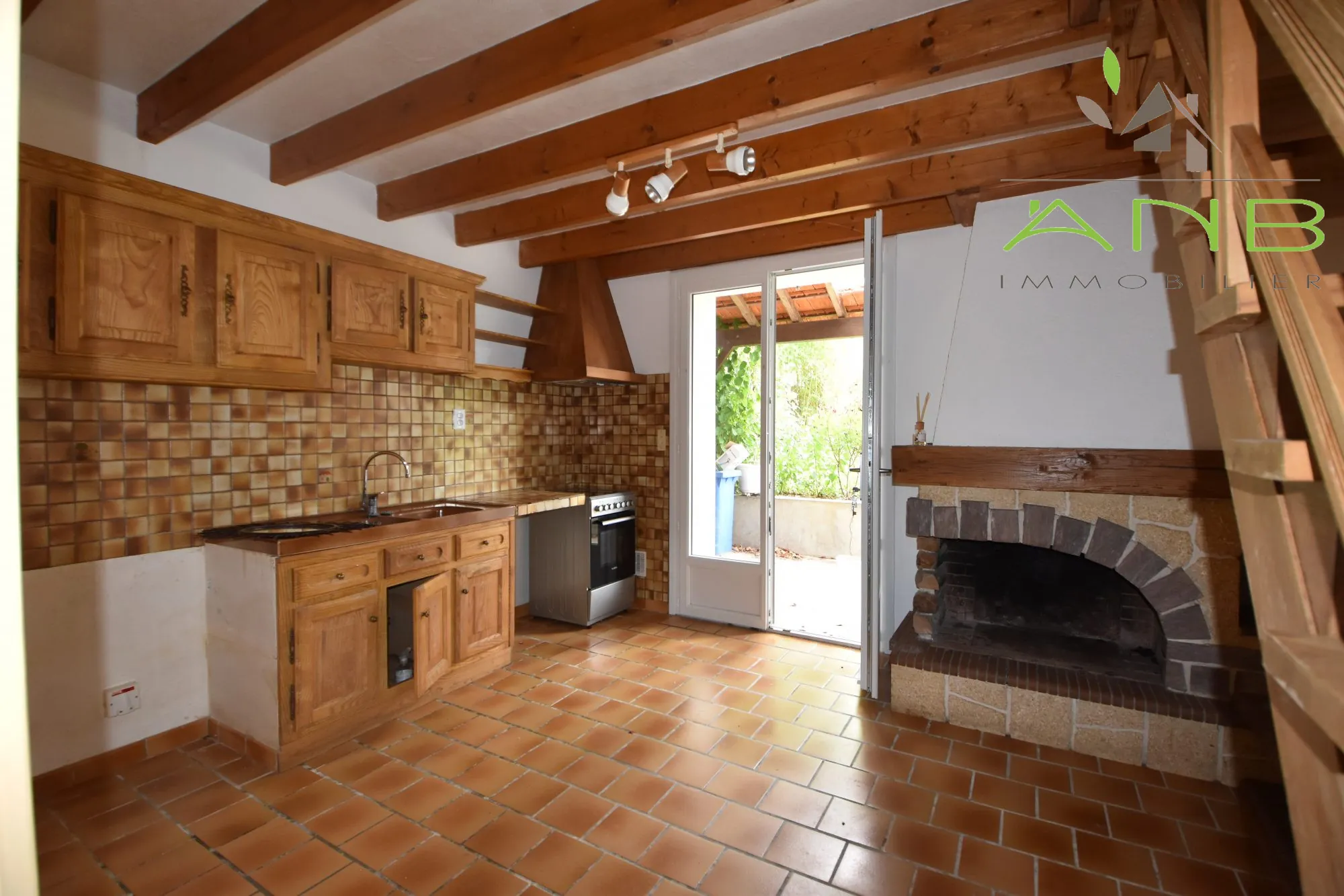 Maison de ville à vendre à Montbron avec jardin et garage 