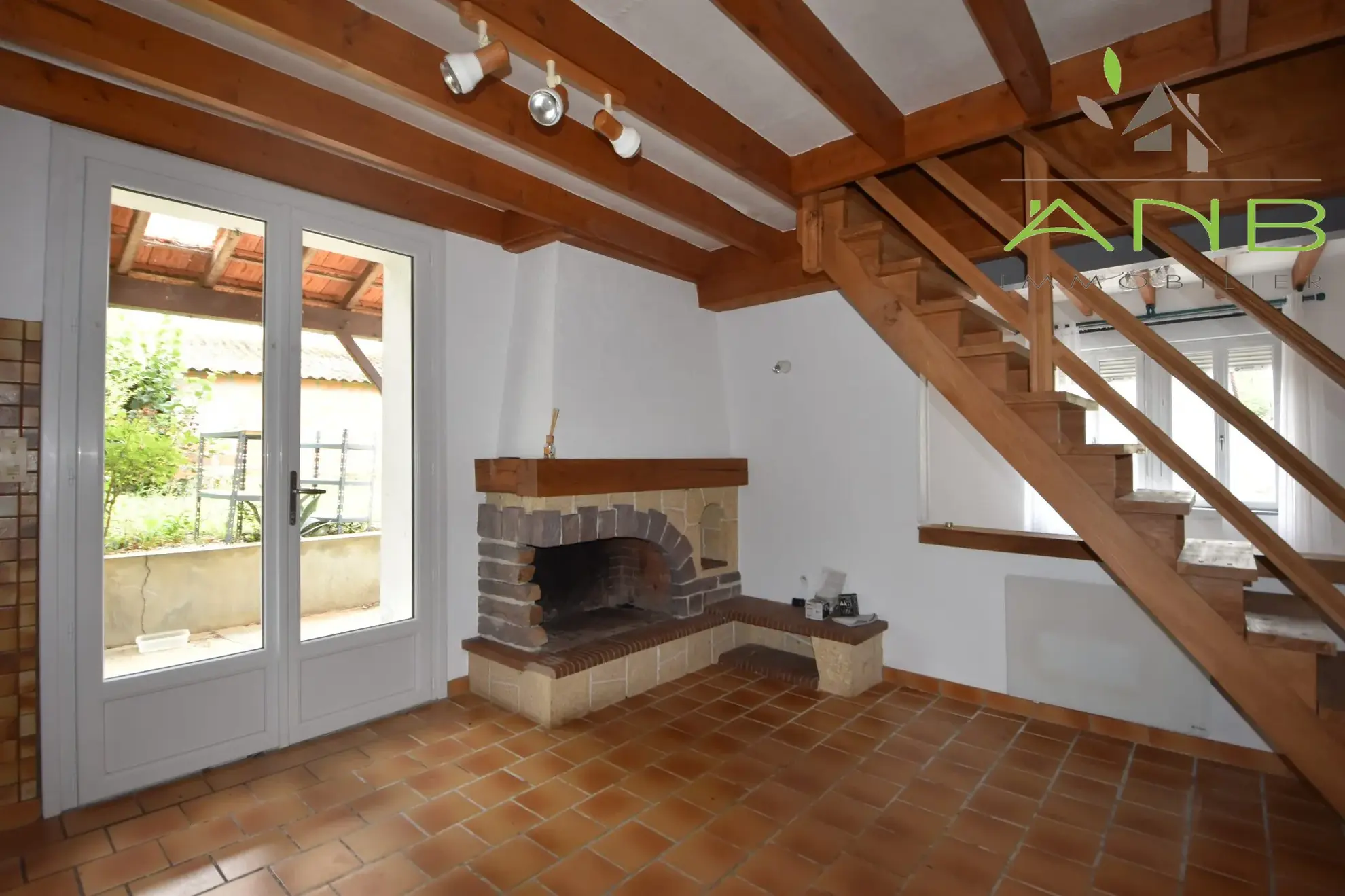 Maison de ville à vendre à Montbron avec jardin et garage 