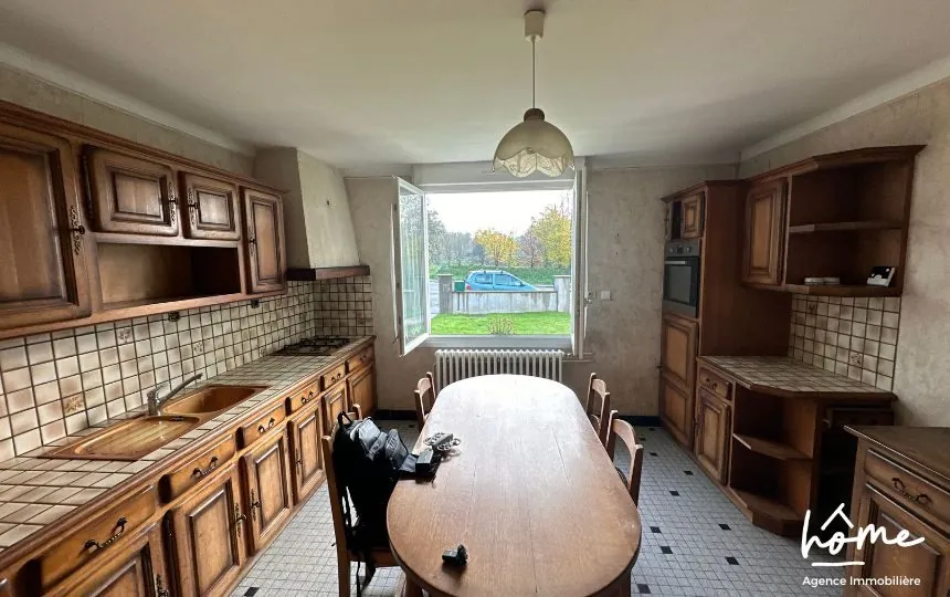 Maison à vendre à Landerneau dans le quartier de Kergoat avec garage et 4 chambres 