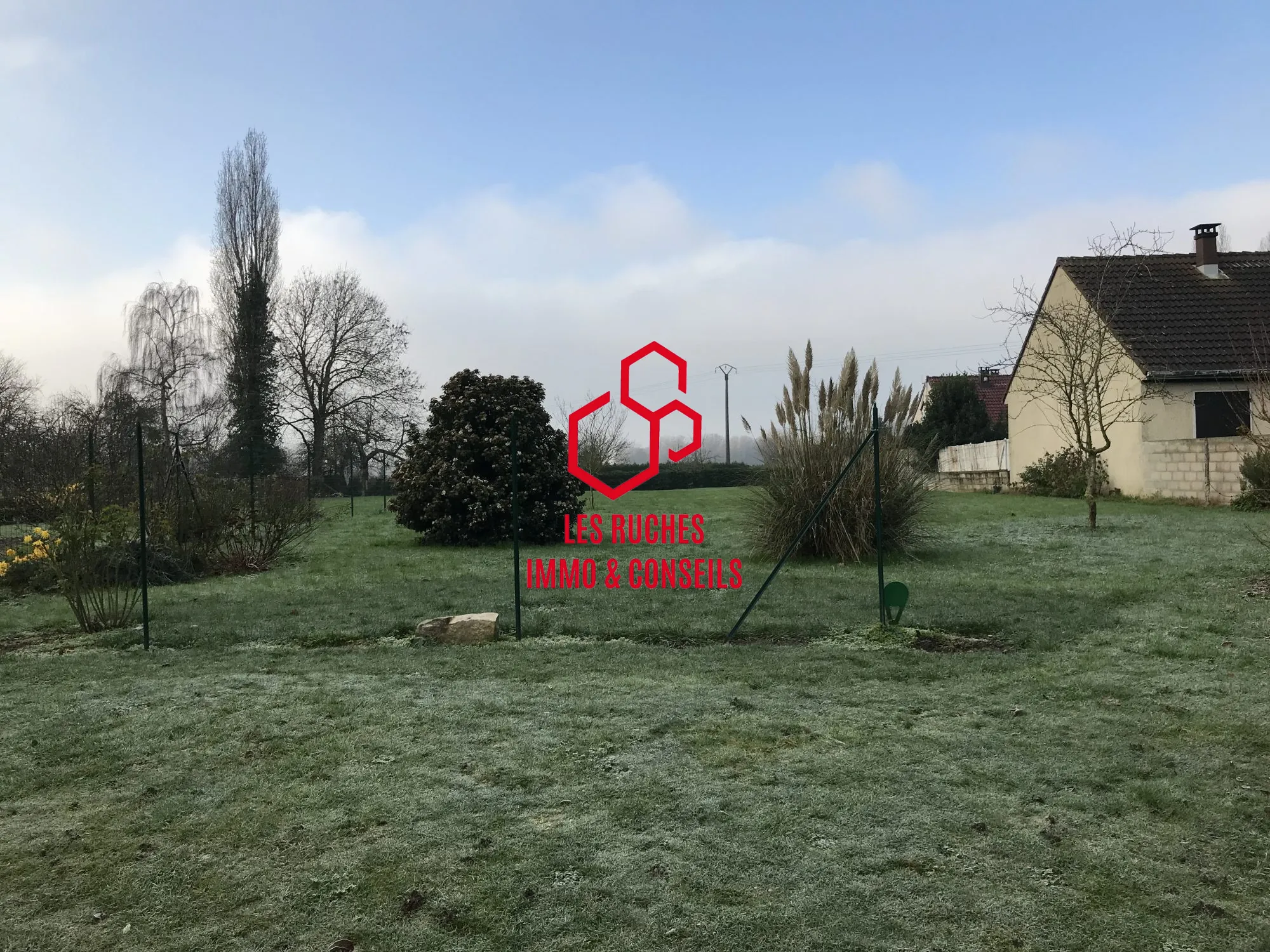 Terrain constructible de 402 m² à Chamant dans un environnement paisible et pratique