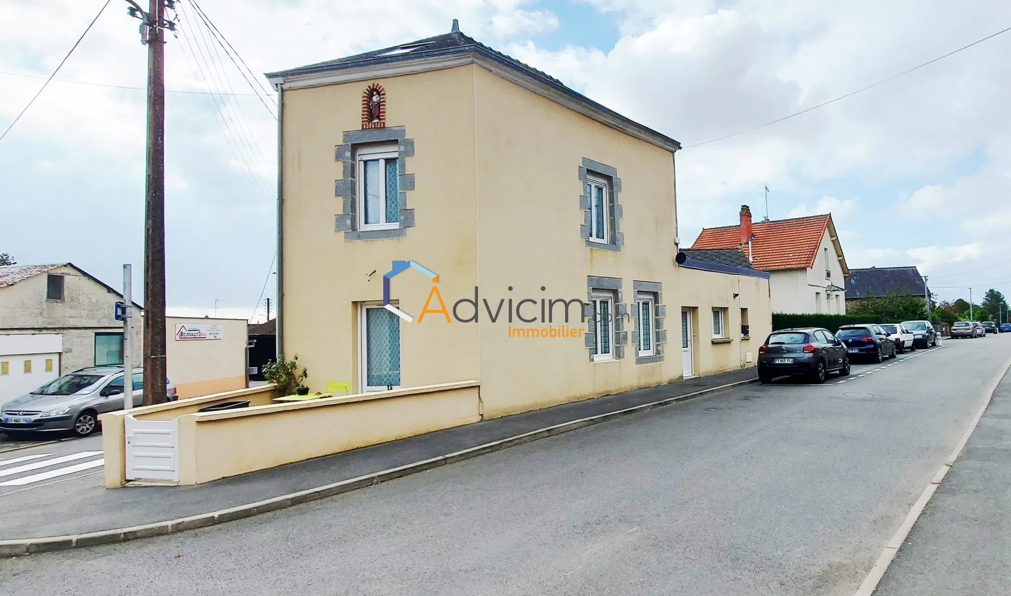 Maison à vendre à Villaines-la-Juhel - 2 chambres, terrasse, rénovée, idéalement située