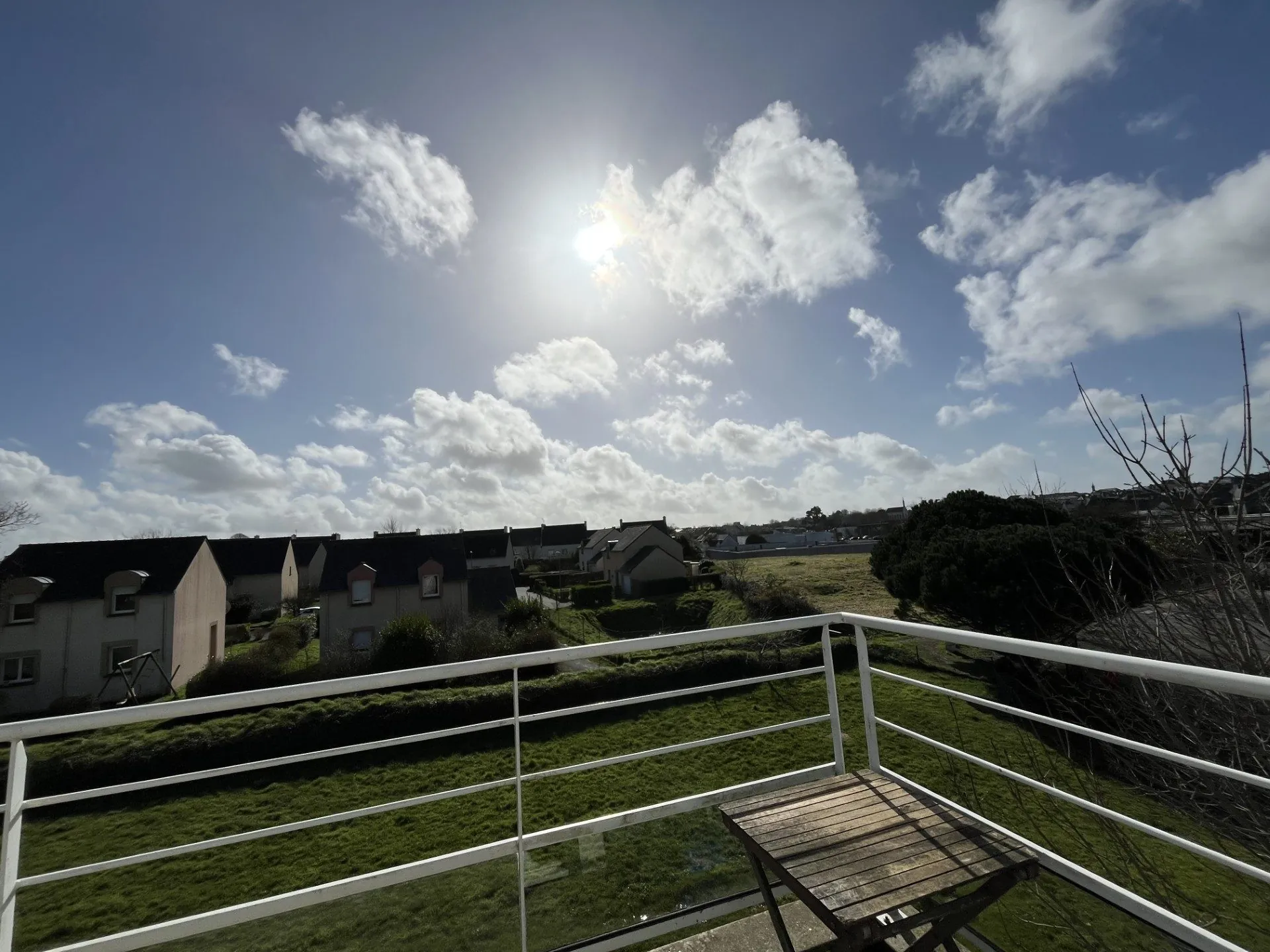 Charmant appartement T3 à Lesneven avec balcon, parking et cave 