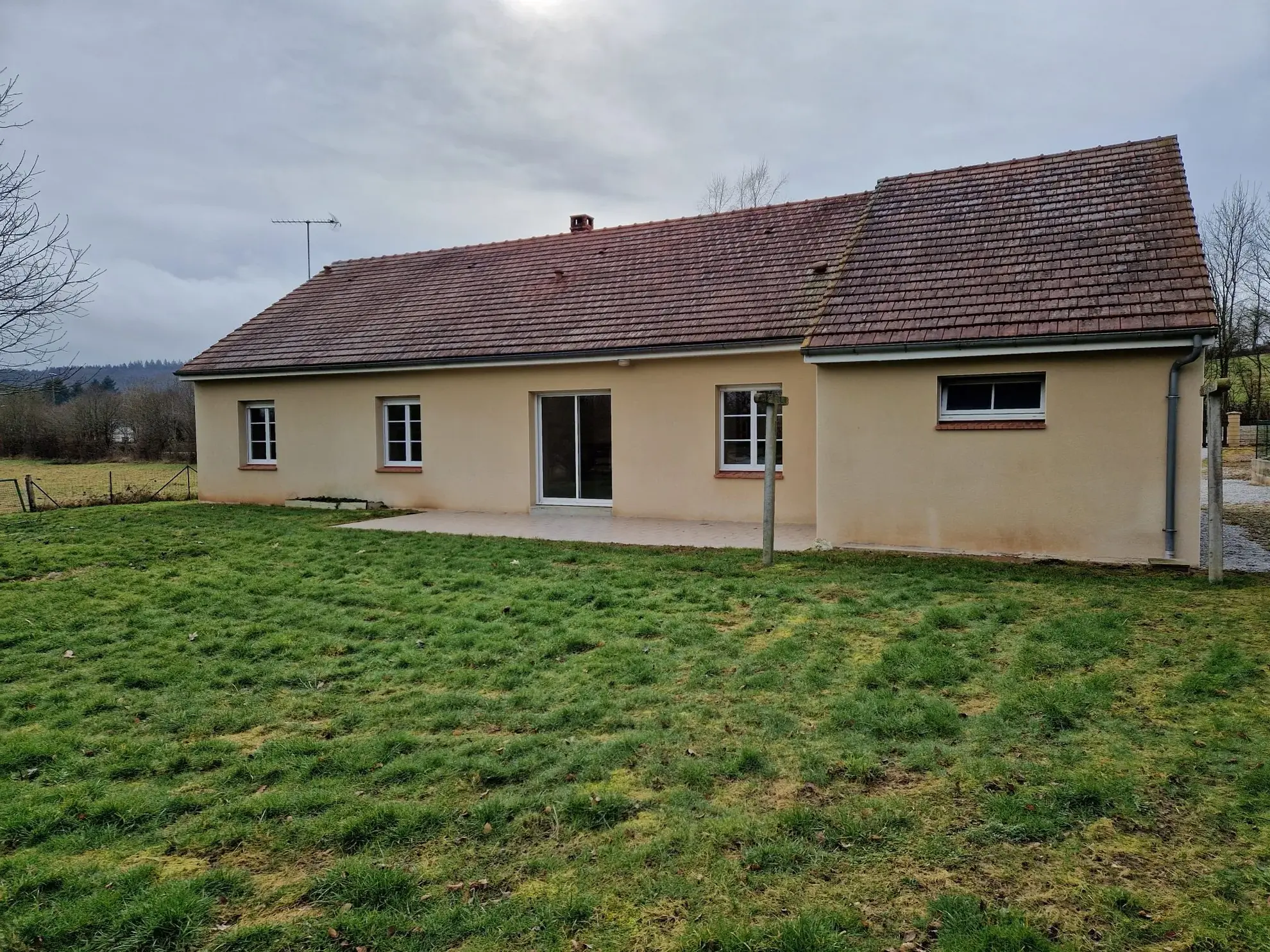 Maison de plain-pied à vendre à La Ferrière-Béchet - 116 m², garage et terrasse 