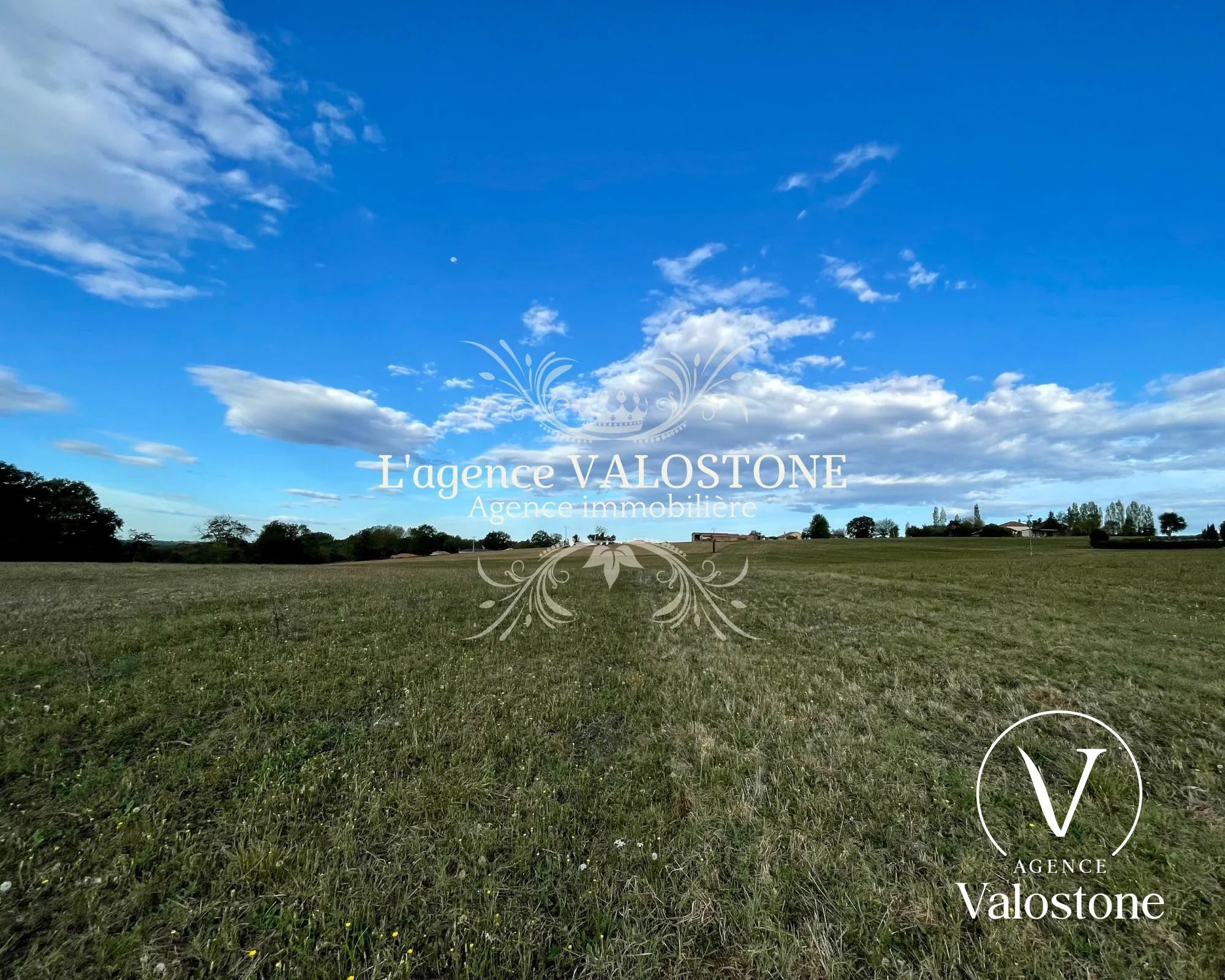 Terrain constructible de 2 924 m² avec vue sur les Pyrénées à Monsegur 