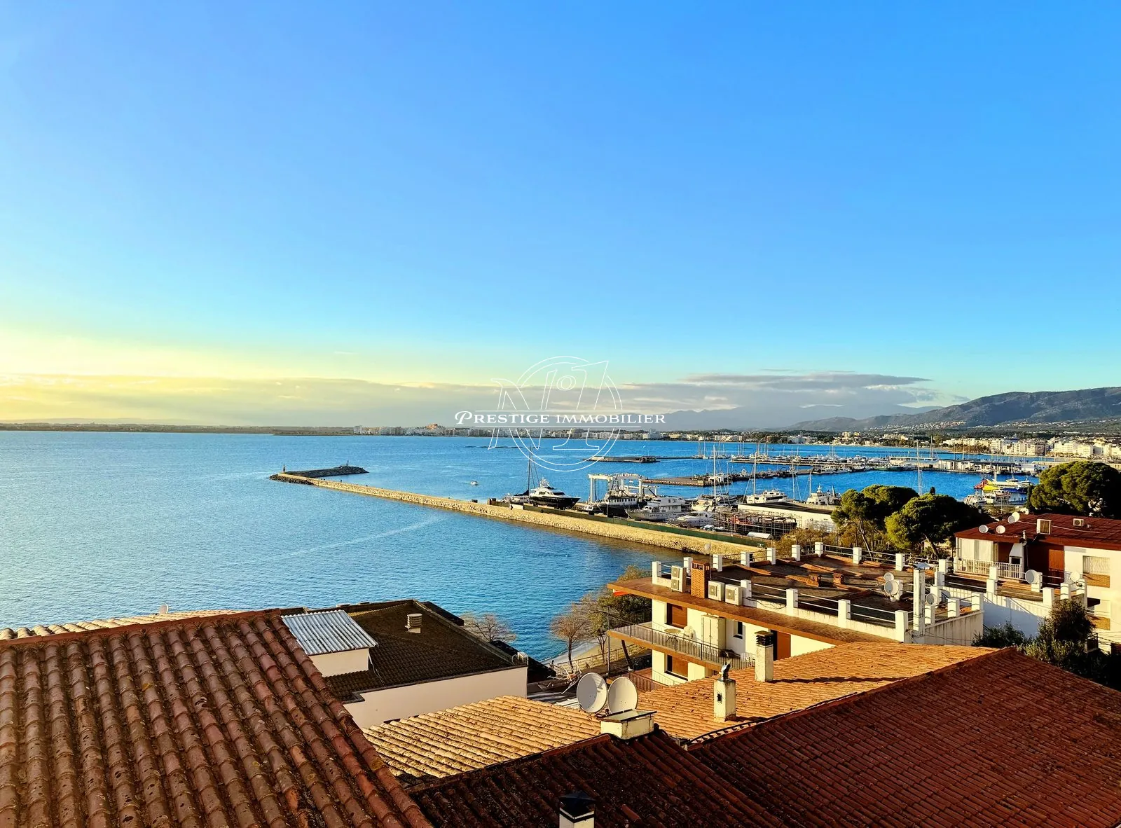 Studio vue mer 180° avec parking privé à Roses