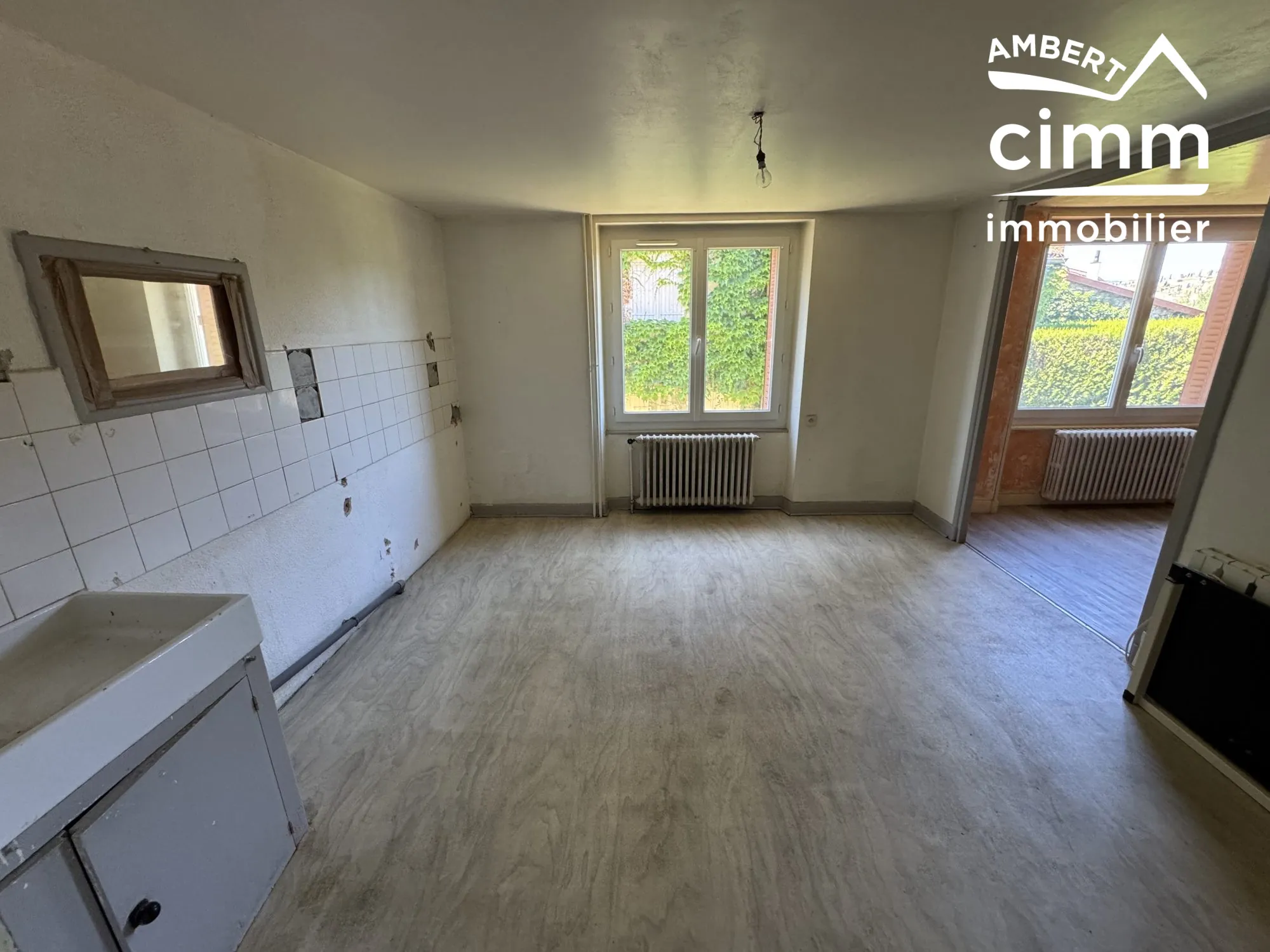 Maison de village avec local commercial à Job - Monts du Forez à 55 000 € 