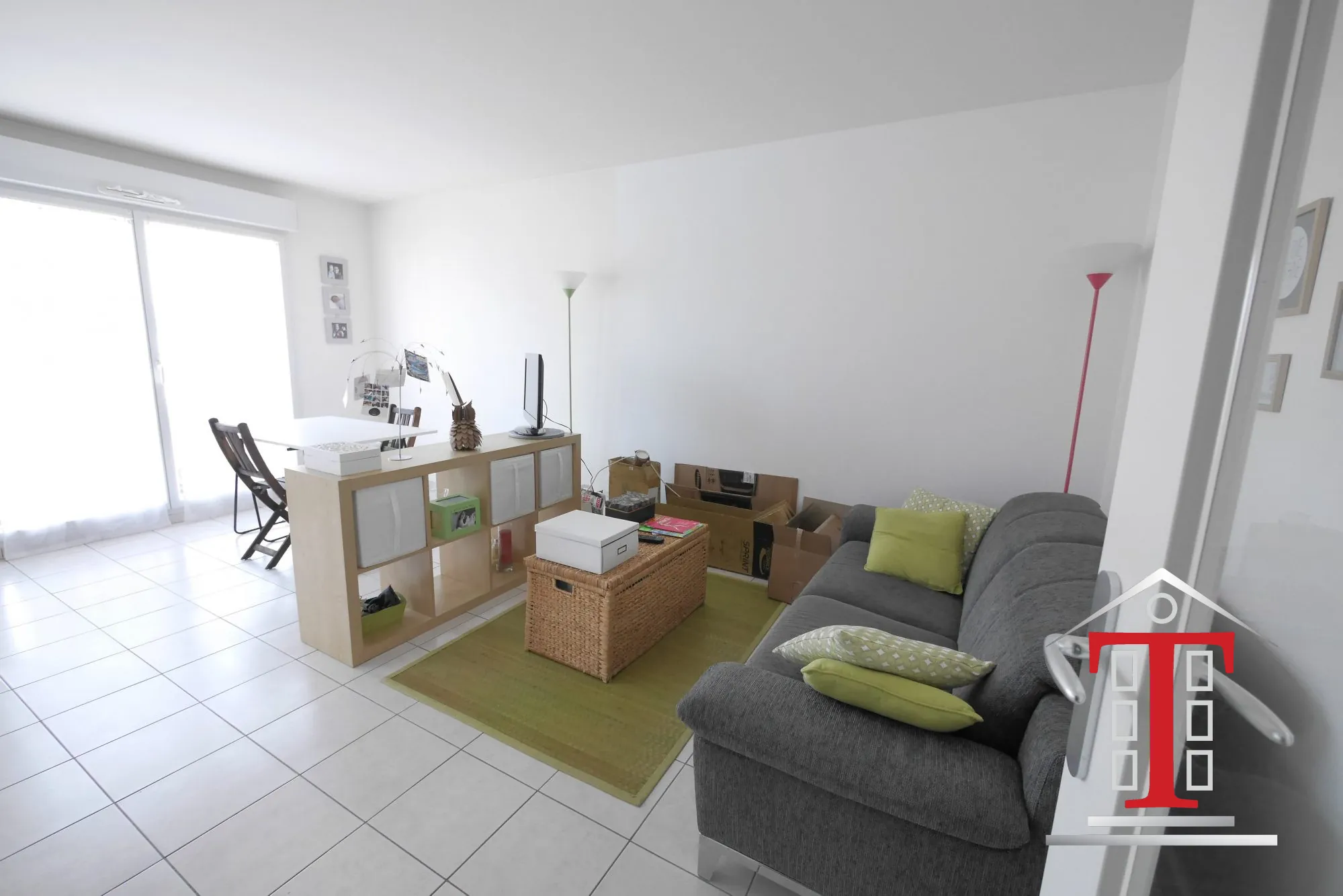 A vendre à Angers un T2 récent loué avec locataire en place, résidence moderne avec parking et ascenseur 