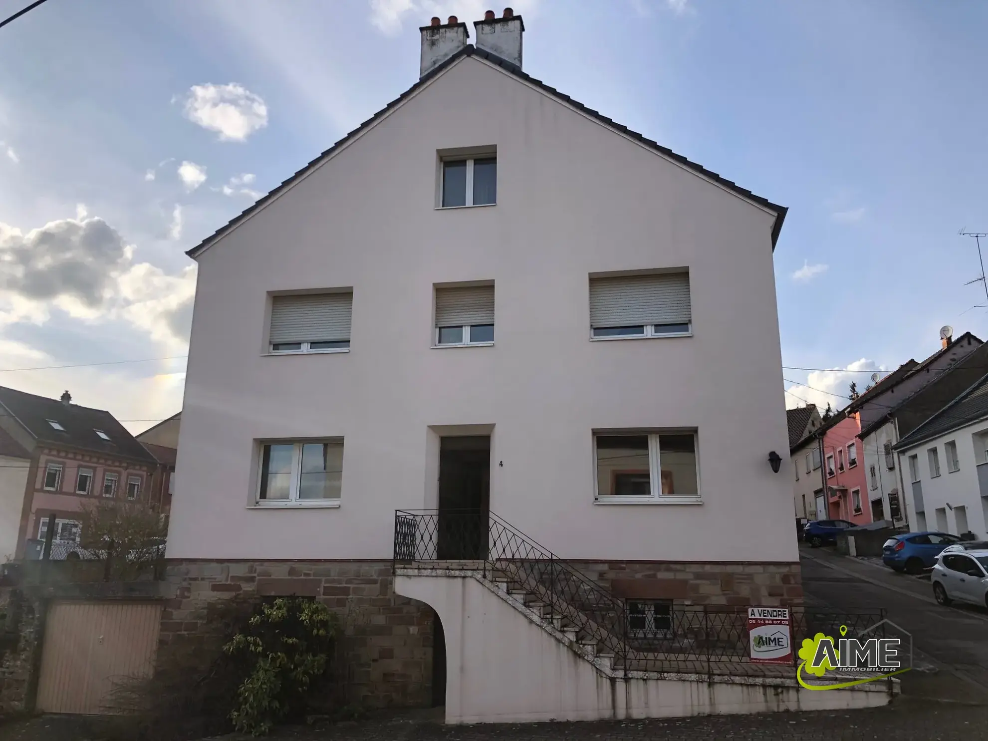 Grande maison avec 12 pièces, jardin et parking à Etzling 