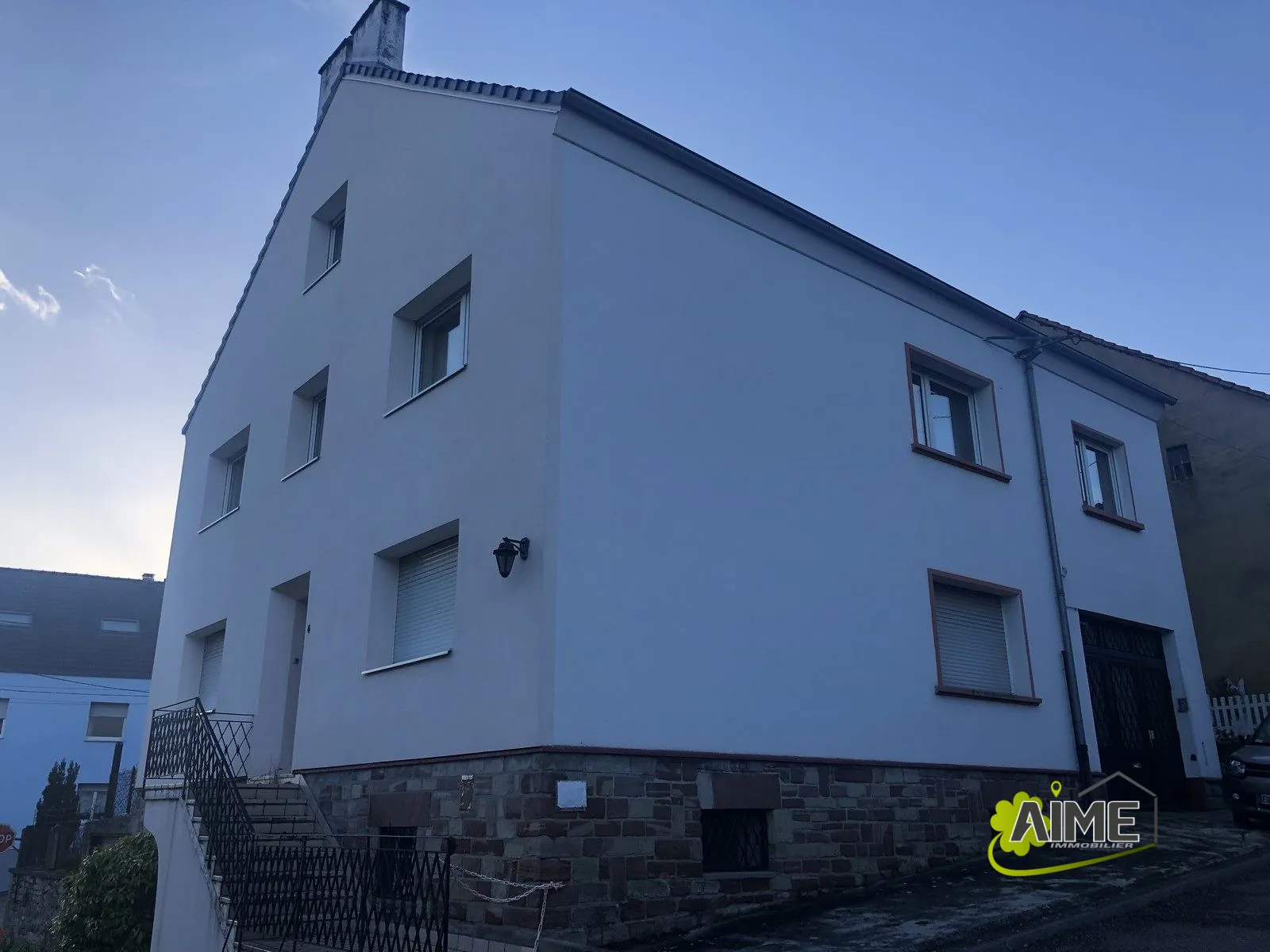 Grande maison avec 12 pièces, jardin et parking à Etzling 