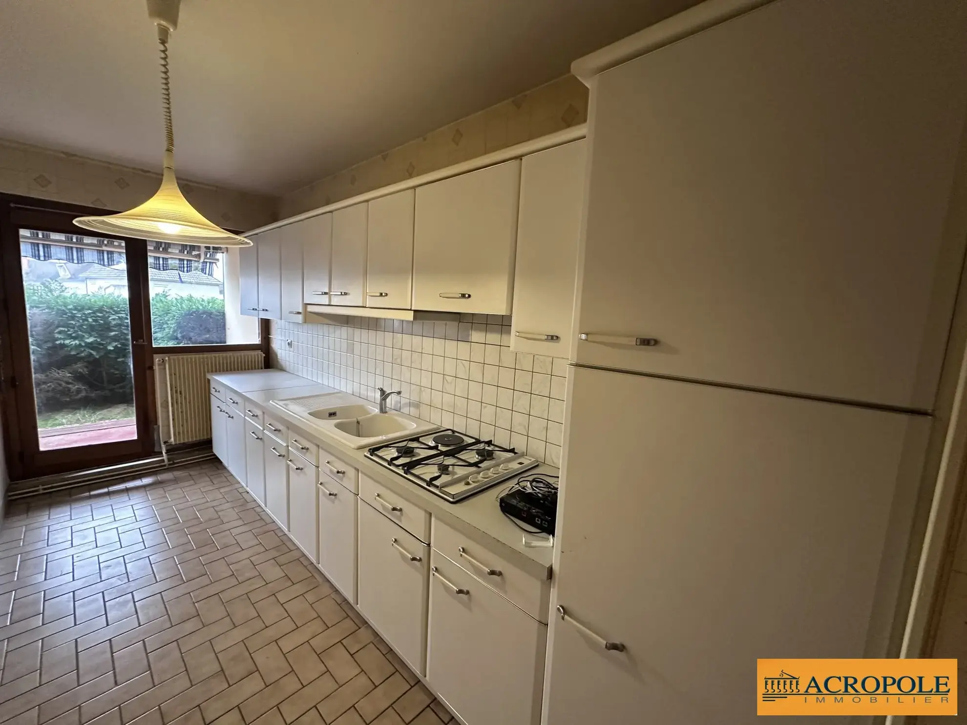 Cuisine aménagée et equi Appartement 74 m² avec terrasse sud à Gien proche écoles et commerces