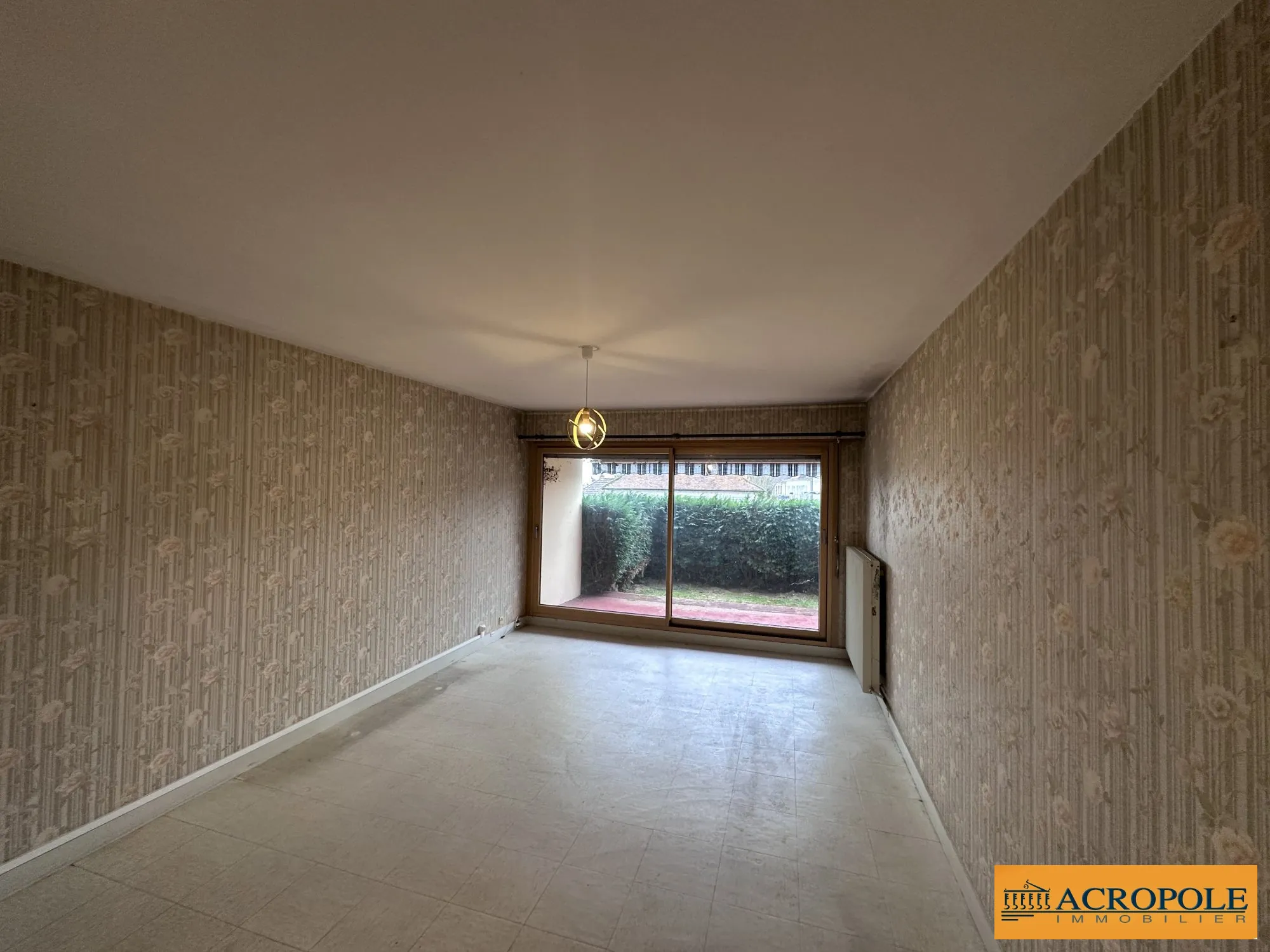 Séjour  Appartement 74 m² avec terrasse sud à Gien proche écoles et commerces 