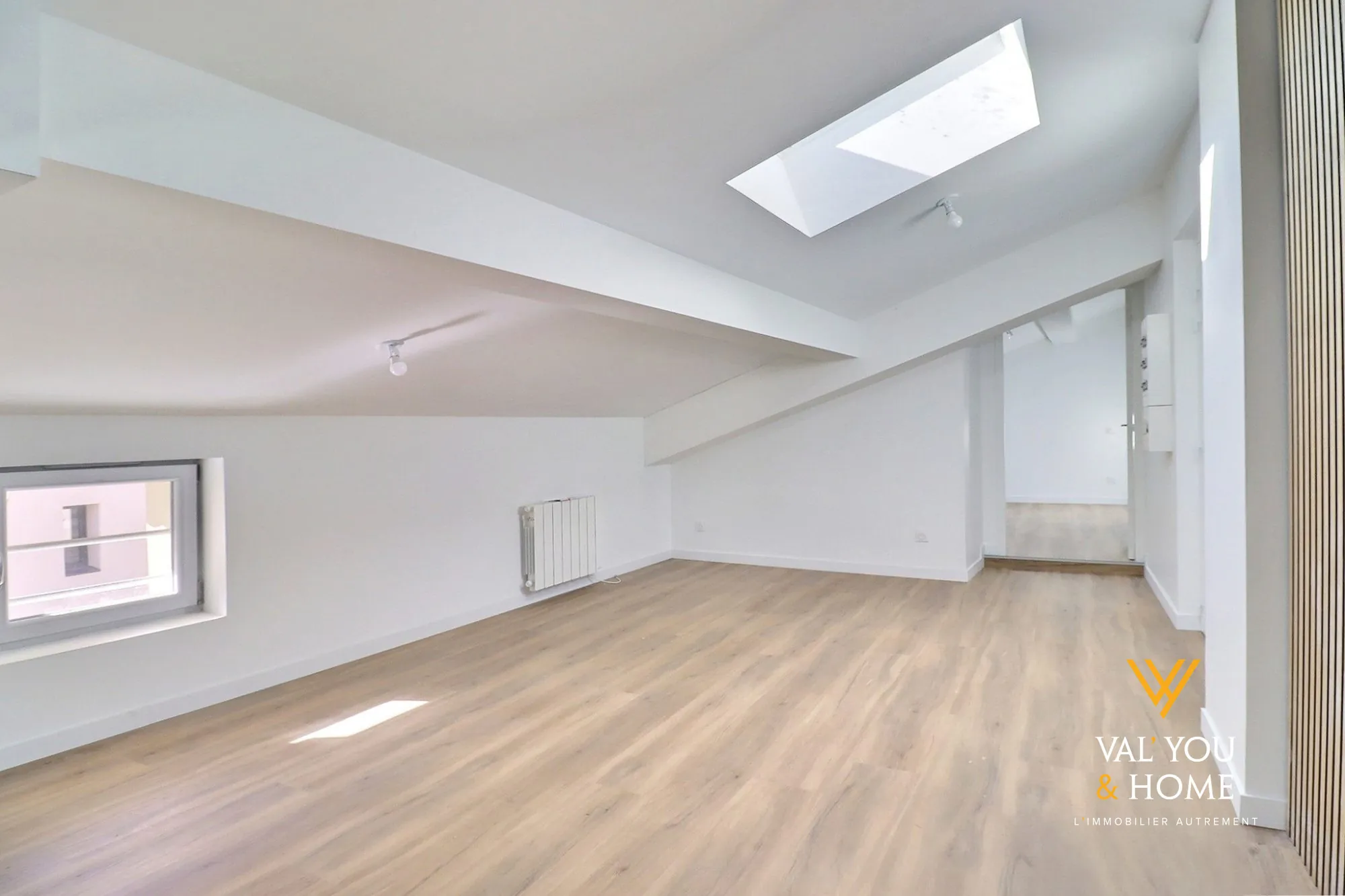 Bel appartement T2 rénové au dernier étage à La Tour de Salvagny 