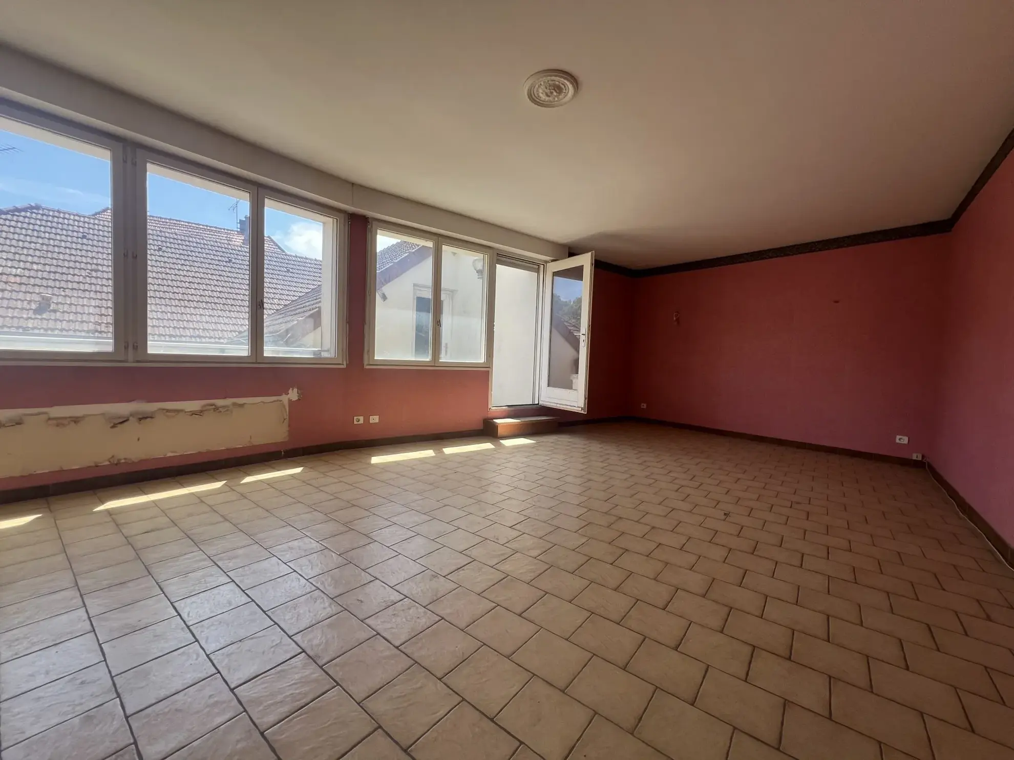 Appartement T5 de 113 m² en centre-ville avec grands combles aménageables à Dormans 