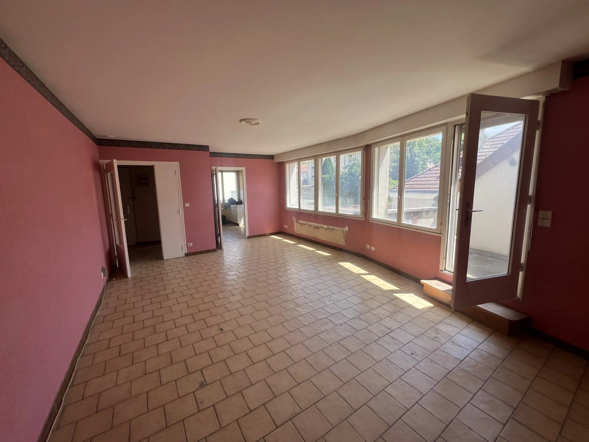 Appartement T5 de 113 m² en centre-ville avec grands combles aménageables à Dormans 