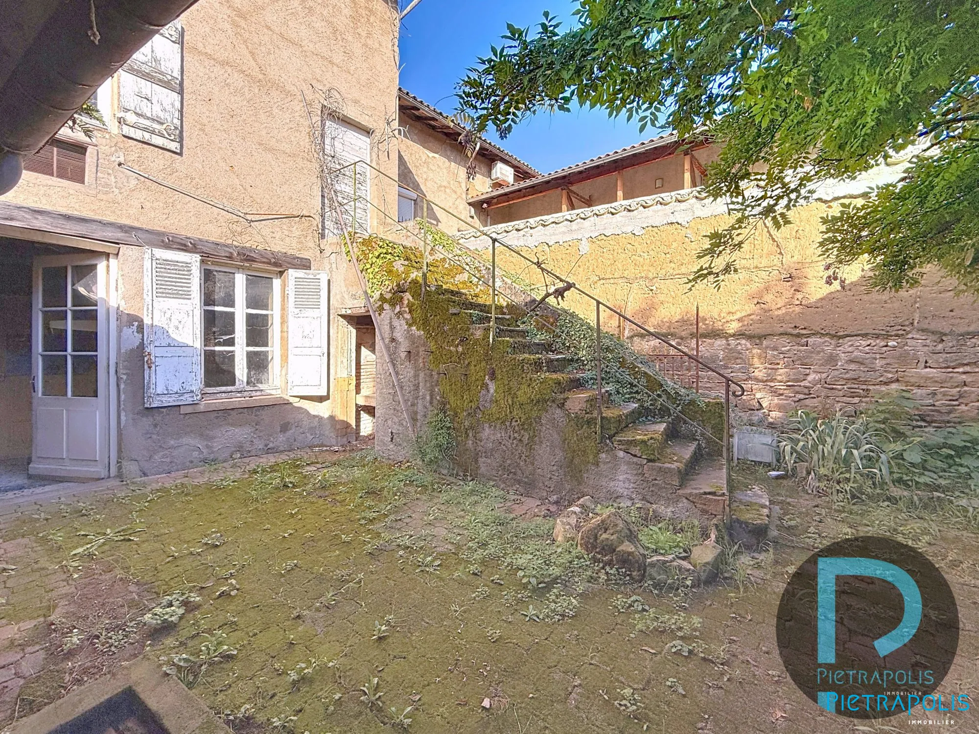 Maison de village à Montmerle-sur-Saône avec travaux et extérieur