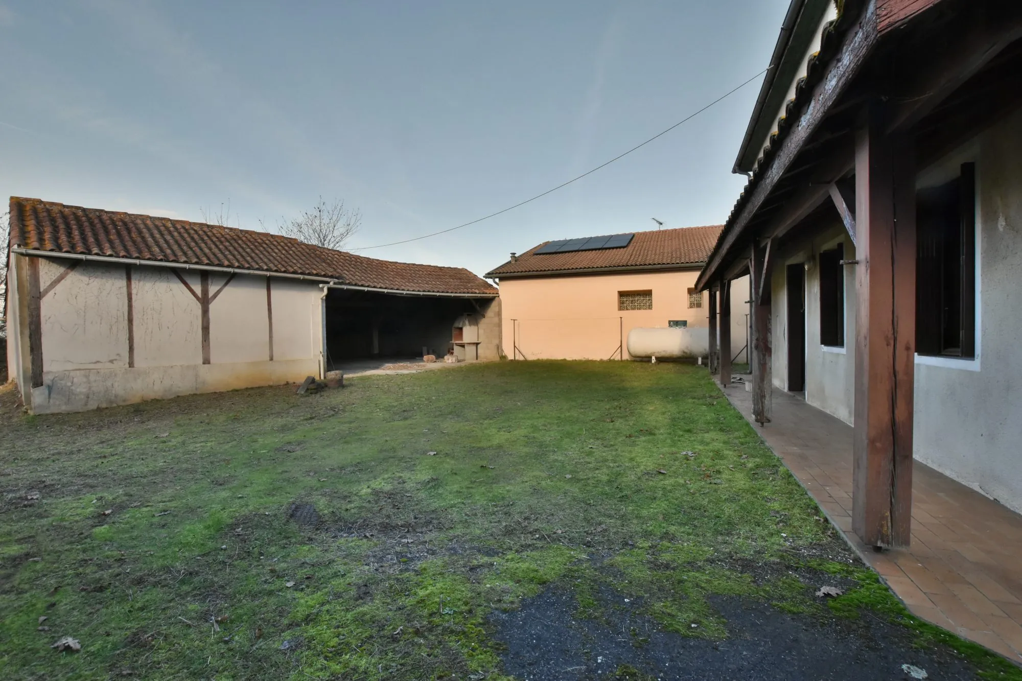 Charmante maison ancienne à Donzacq avec 4 chambres, grand terrain et potentiel de rénovation