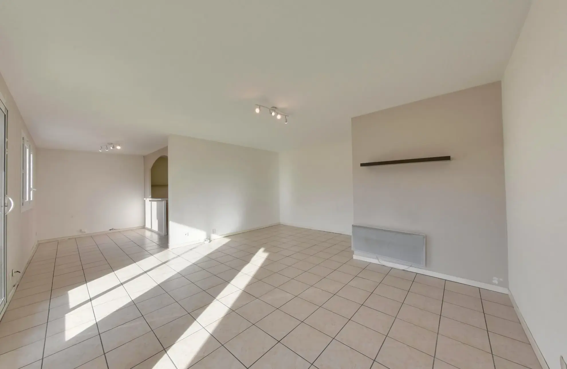 Bel appartement traversant de 100 m² avec balcon et cave à Échirolles 