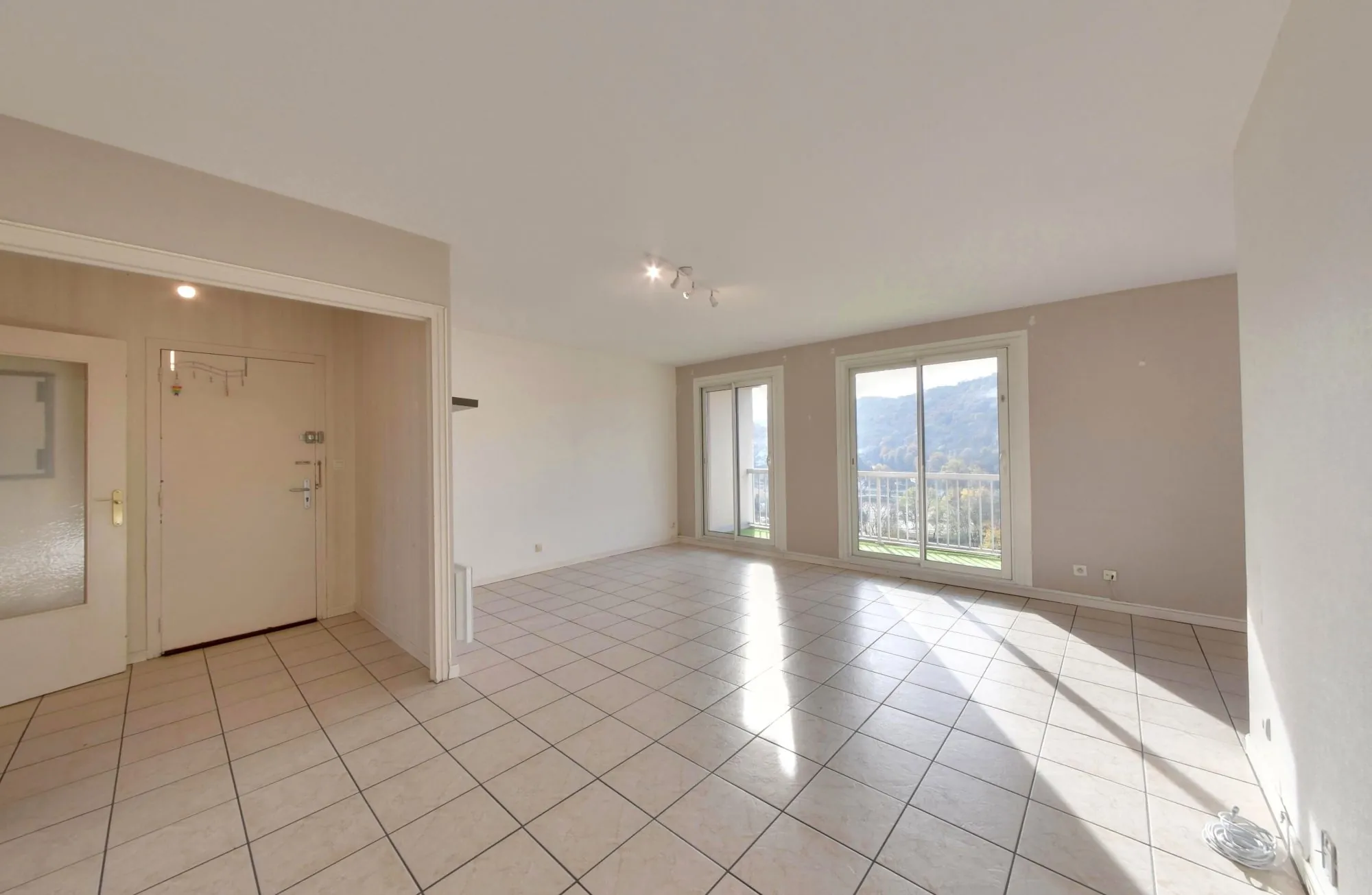 Bel appartement traversant de 100 m² avec balcon et cave à Échirolles