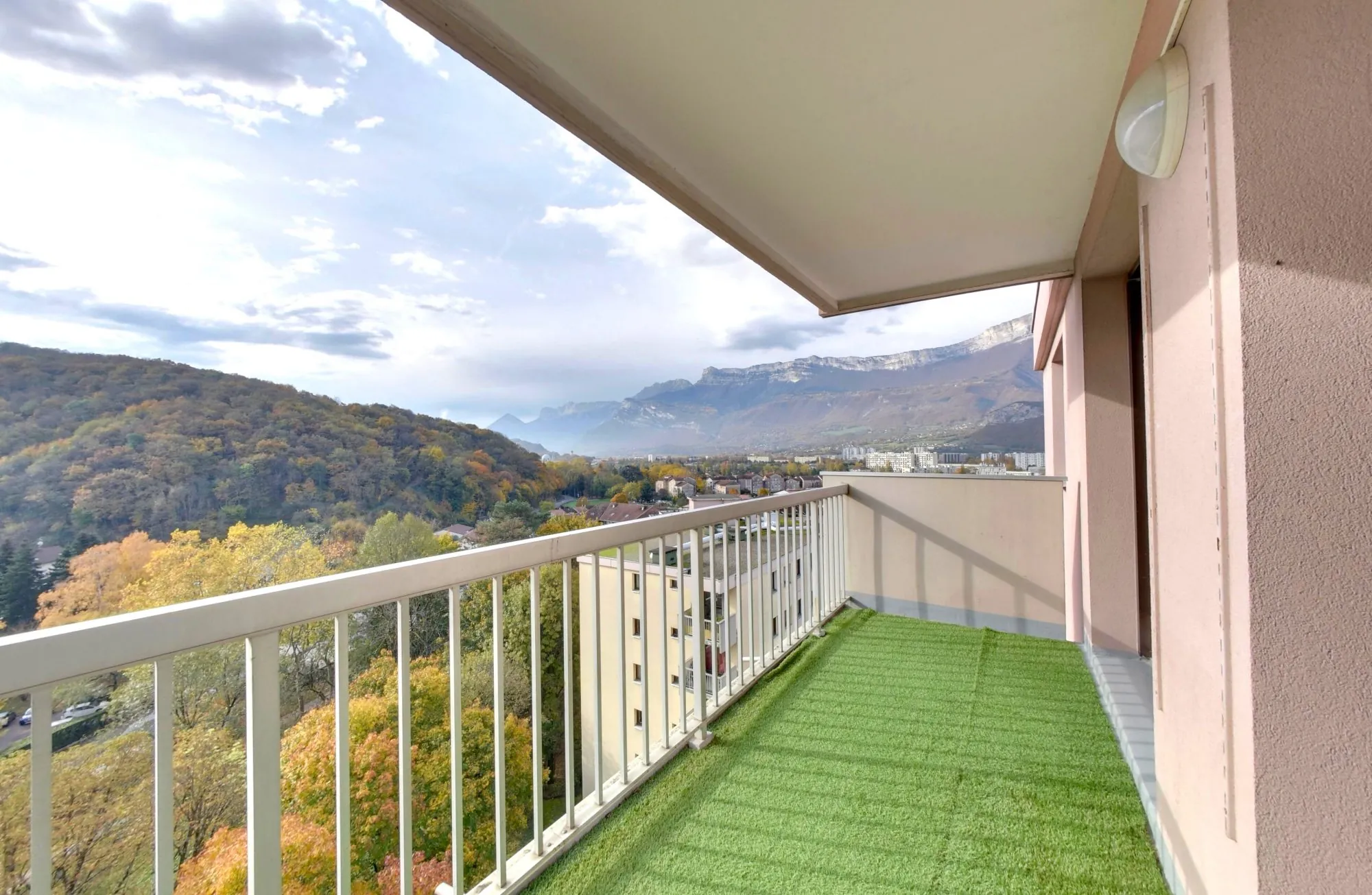 Bel appartement traversant de 100 m² avec balcon et cave à Échirolles 